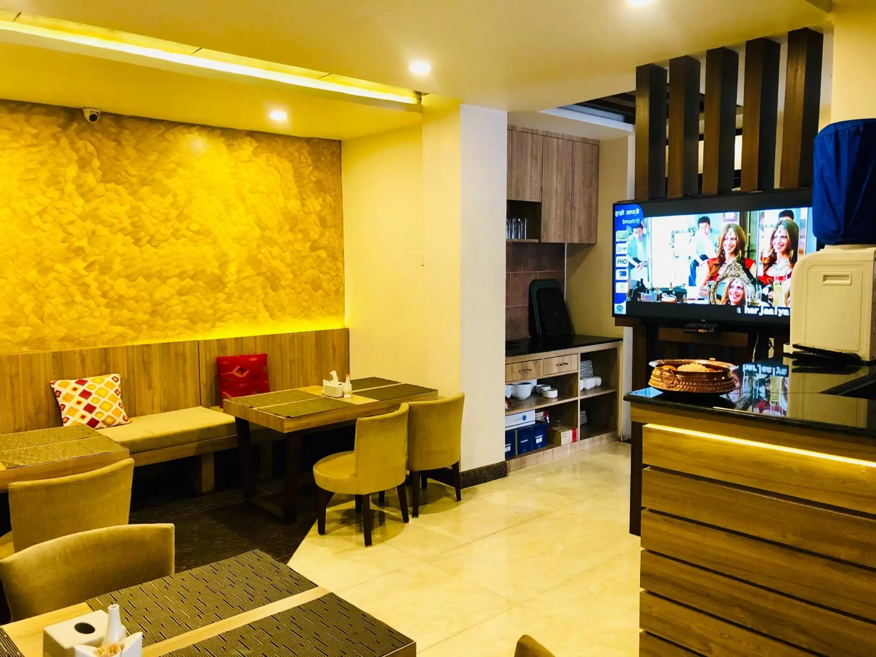 Restaurant/places to eat, TV/Entertainment Center in The Milestone Hotel