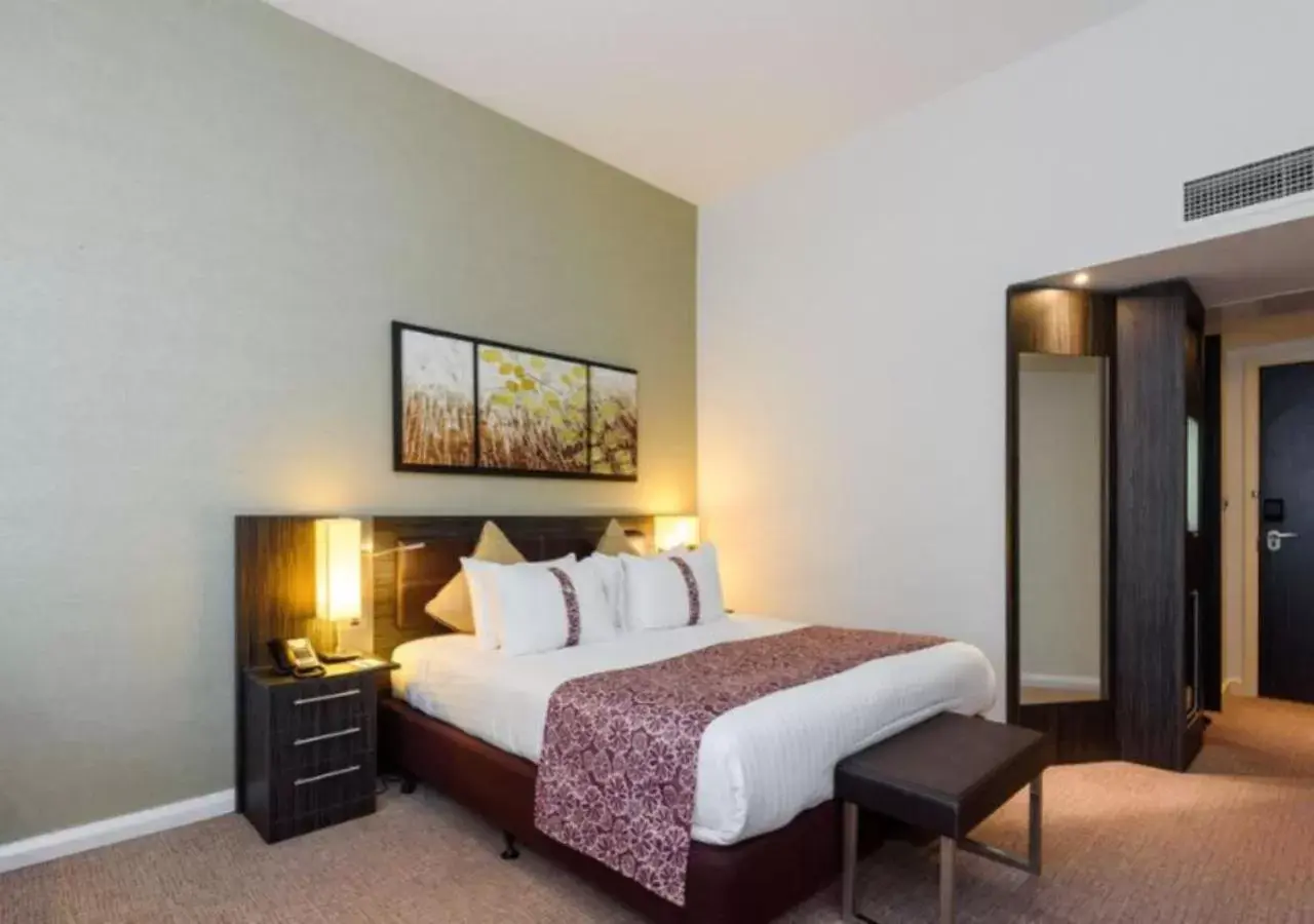 Bedroom, Bed in Holiday Inn London - Whitechapel, an IHG Hotel