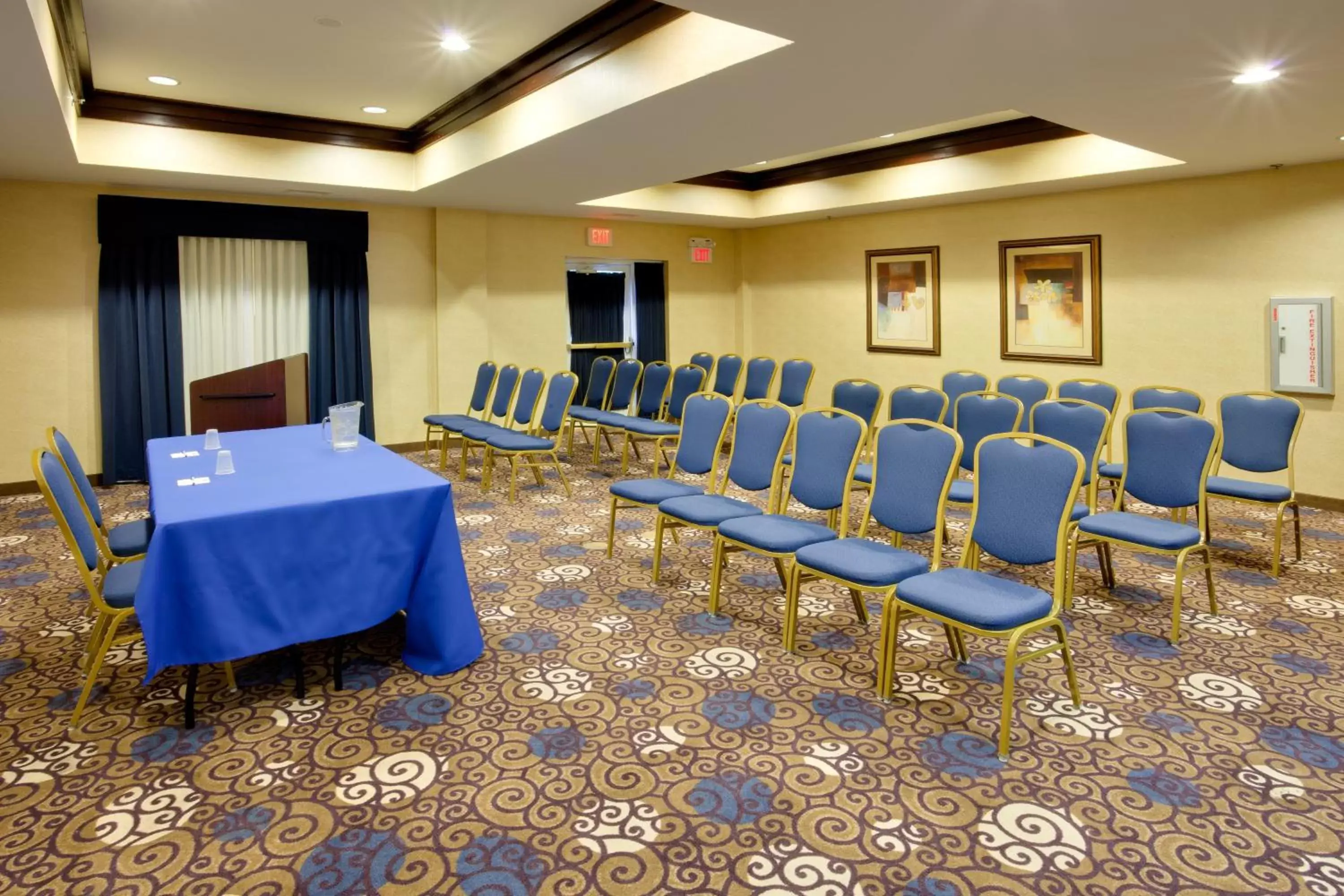 Meeting/conference room in Holiday Inn Express Tower Center New Brunswick, an IHG Hotel