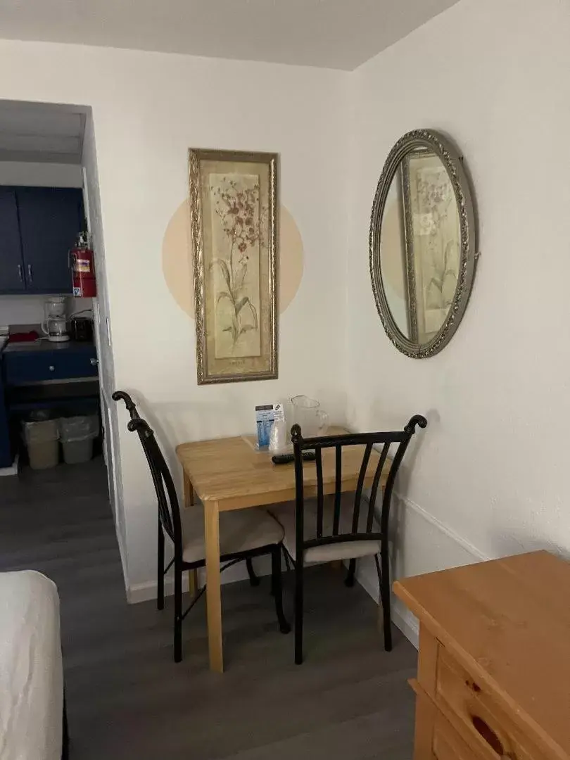 Dining Area in Pink Champagne Motel