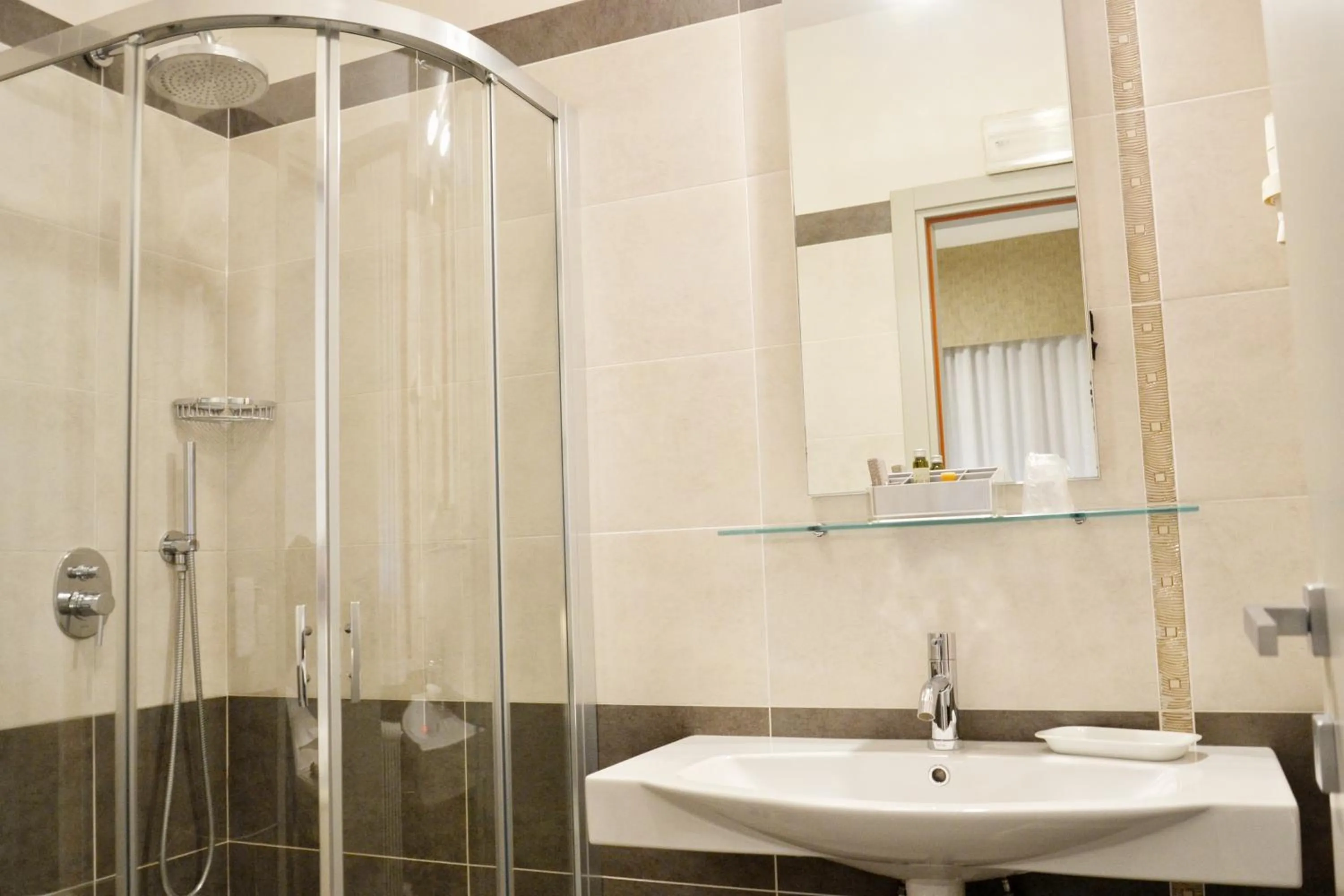 Shower in Hotel Tiffany