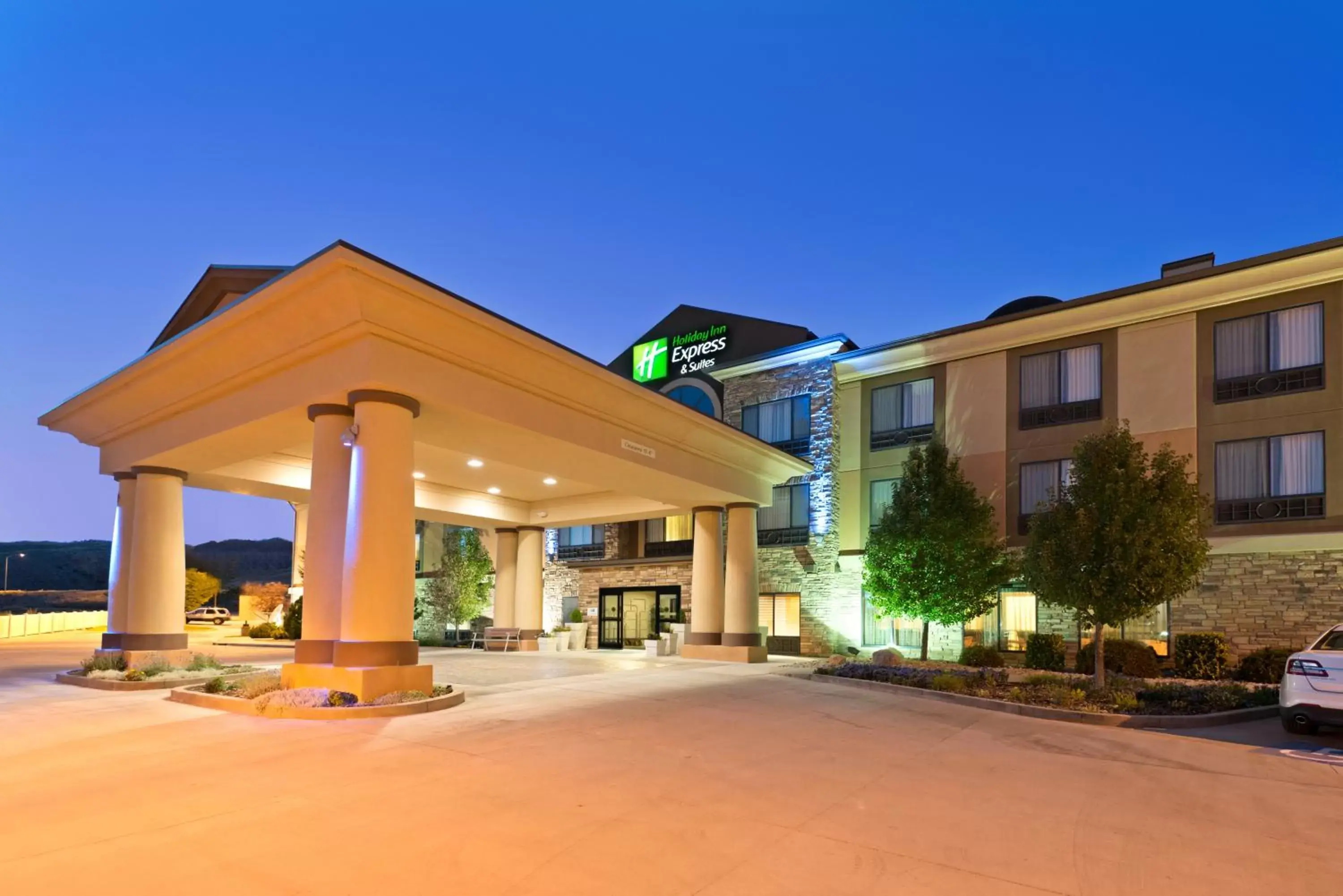Property Building in Holiday Inn Express Richfield, an IHG Hotel