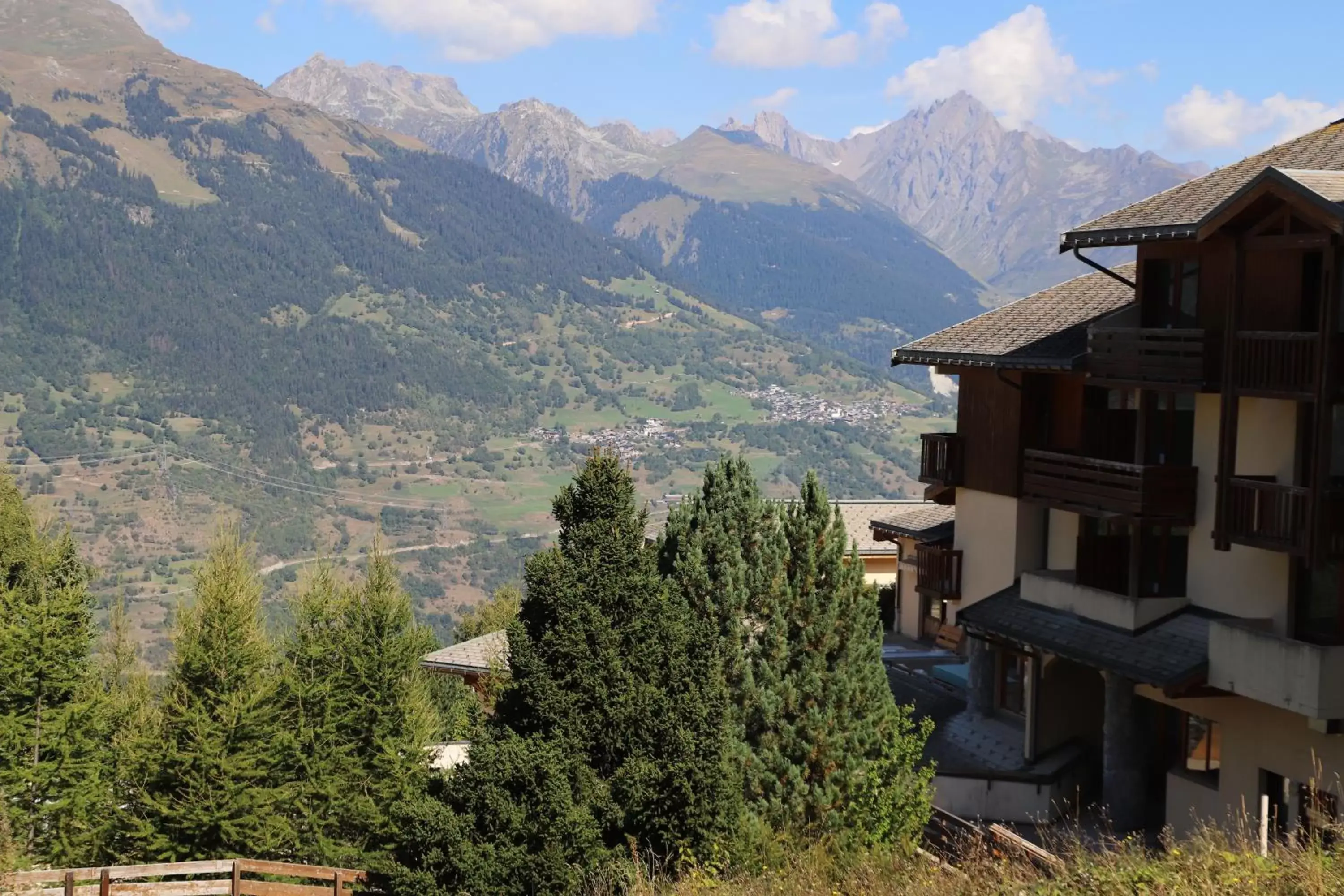 Property building, Mountain View in SOWELL Family La Lauzière