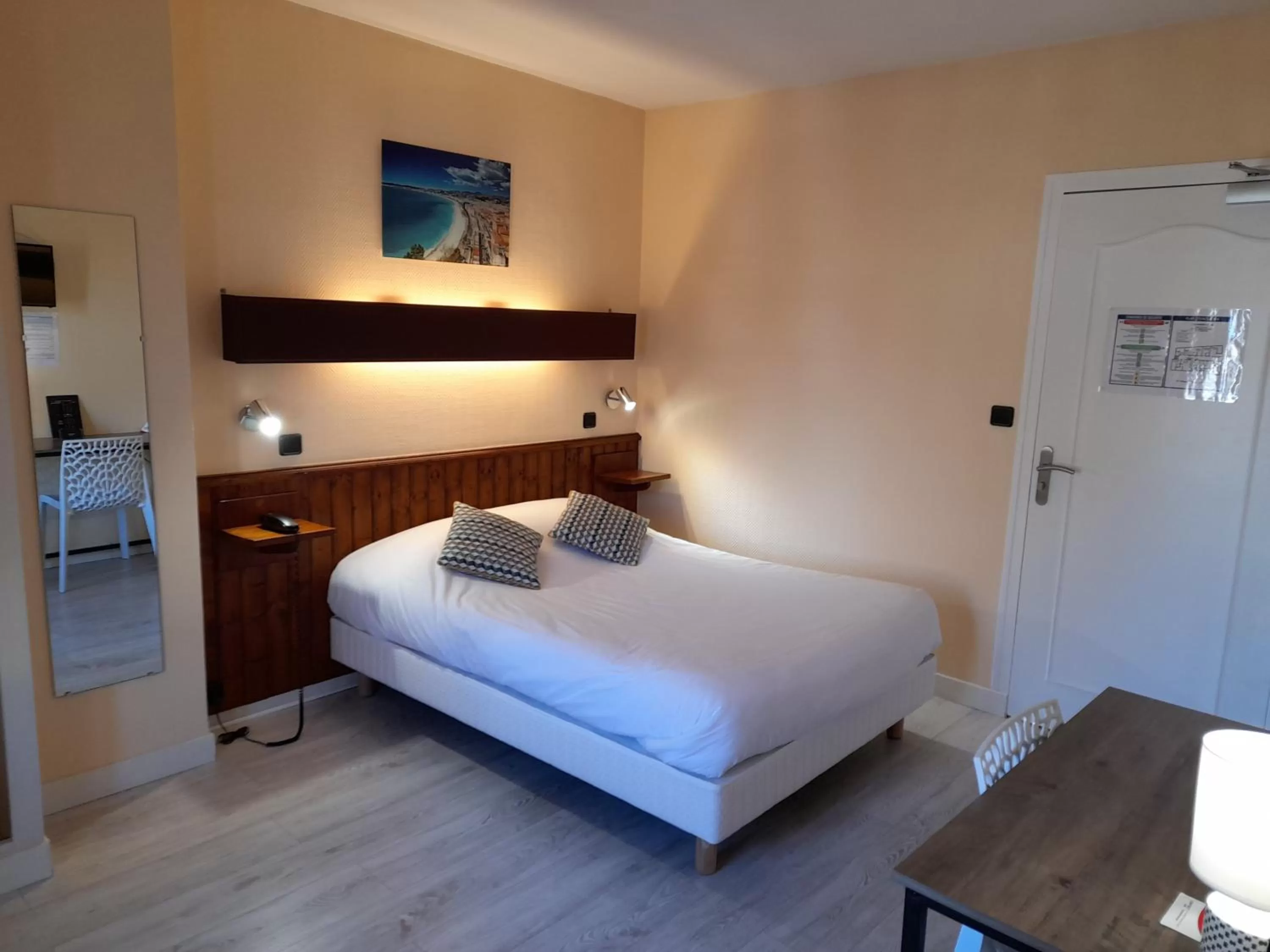 Bed in Contact Hotel de France