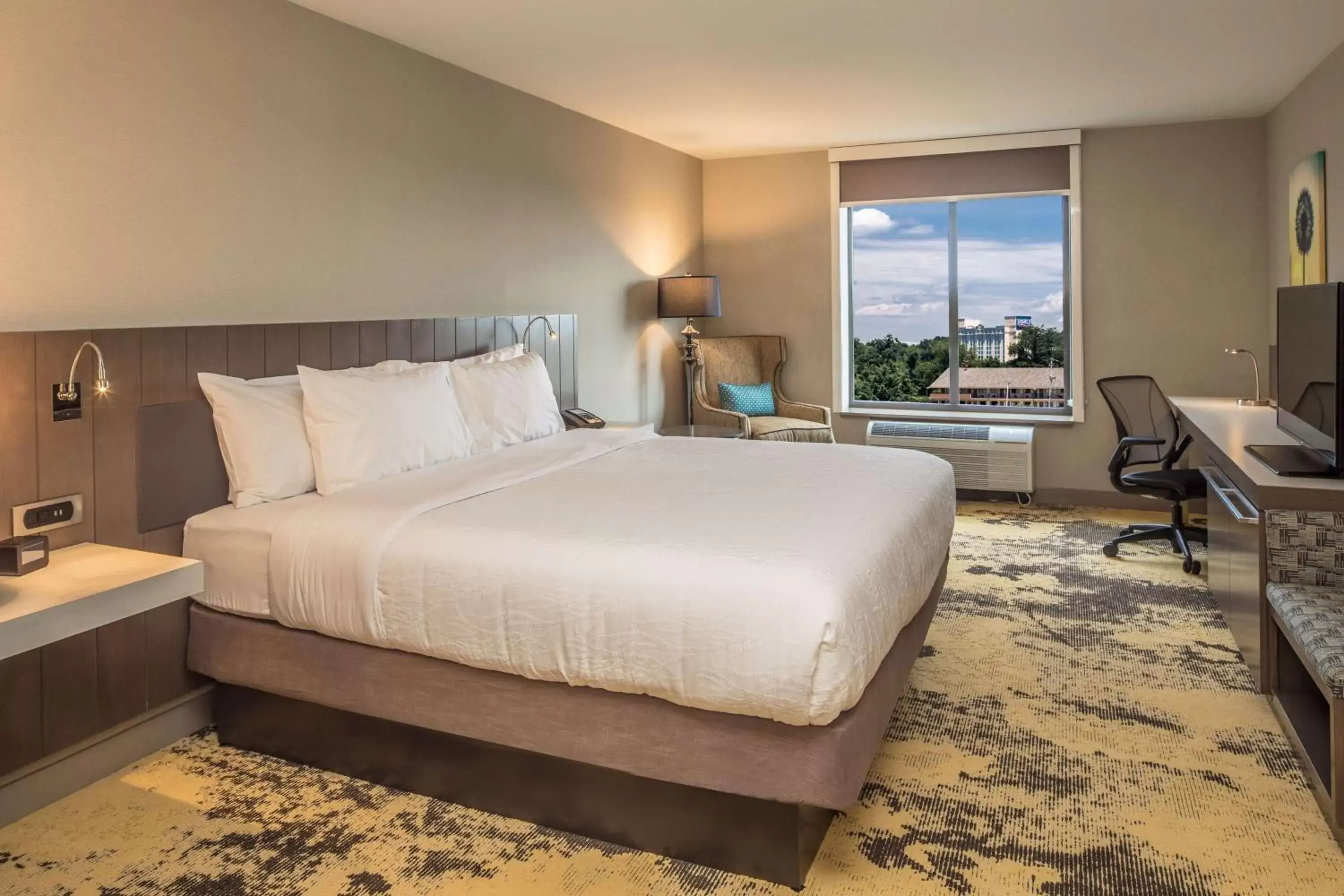 Bedroom in Hilton Garden Inn Pittsburgh Airport