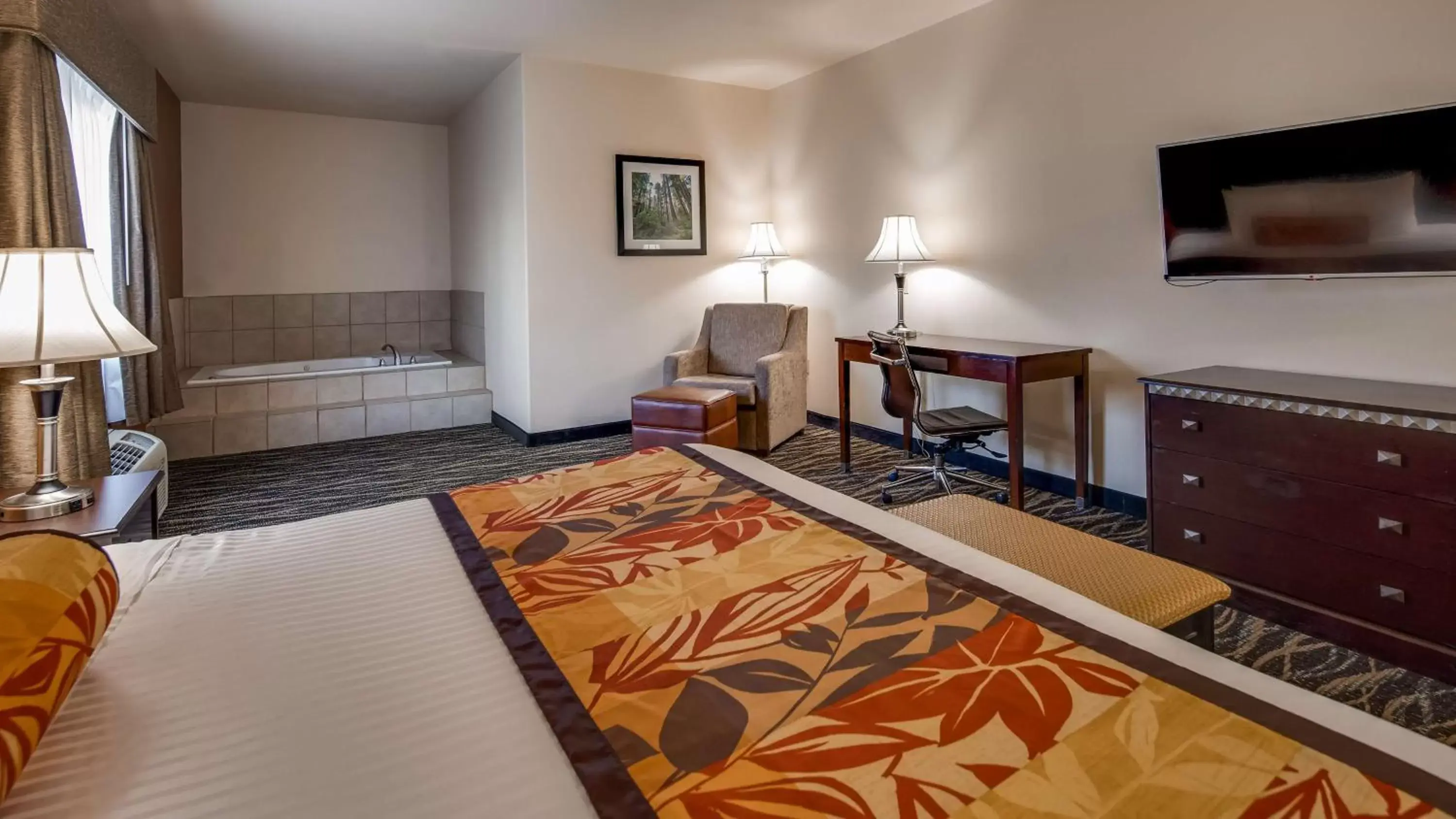 Photo of the whole room, Bed in Best Western Plus Battleground Inn & Suites