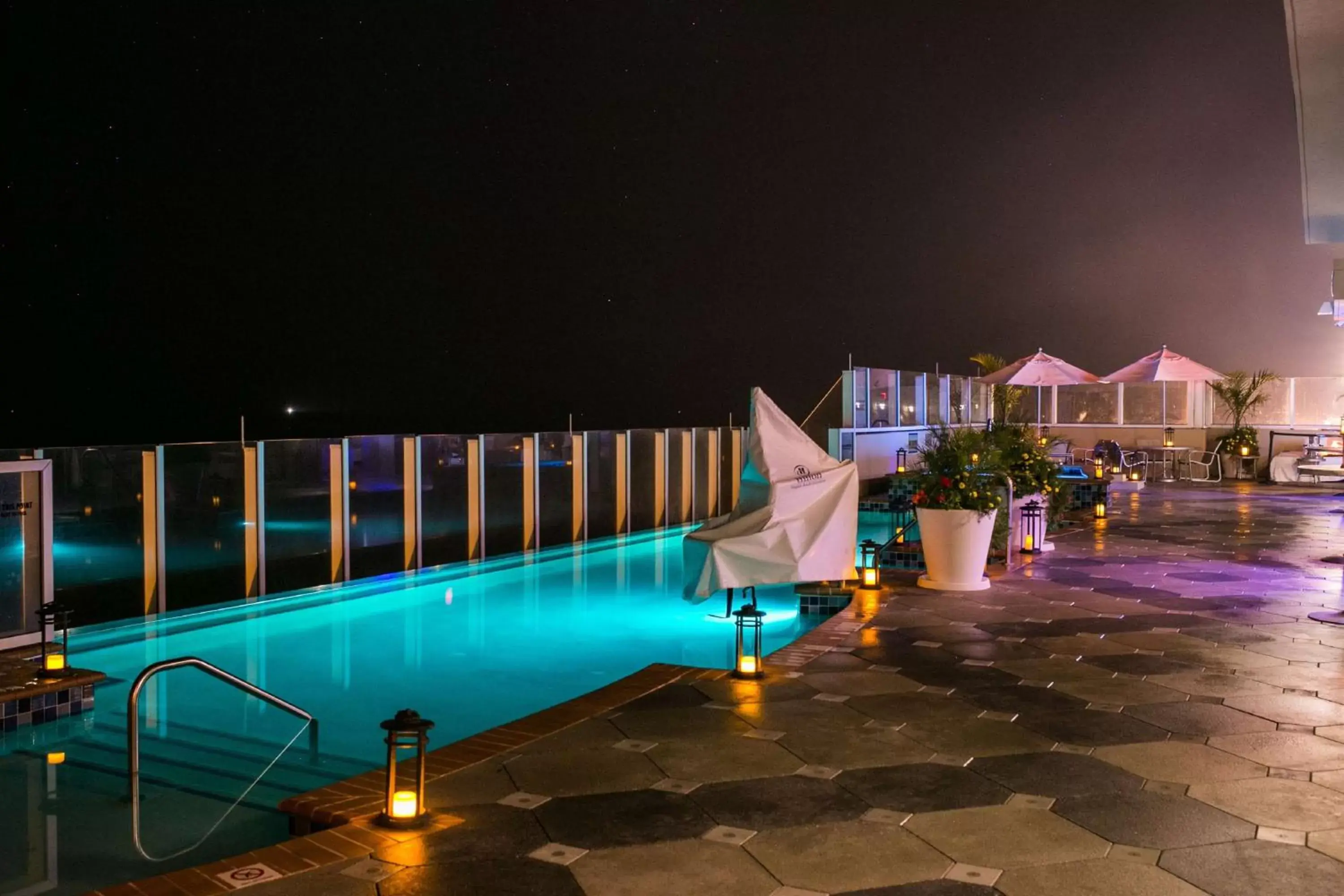 Lounge or bar, Swimming Pool in Hilton Virginia Beach Oceanfront