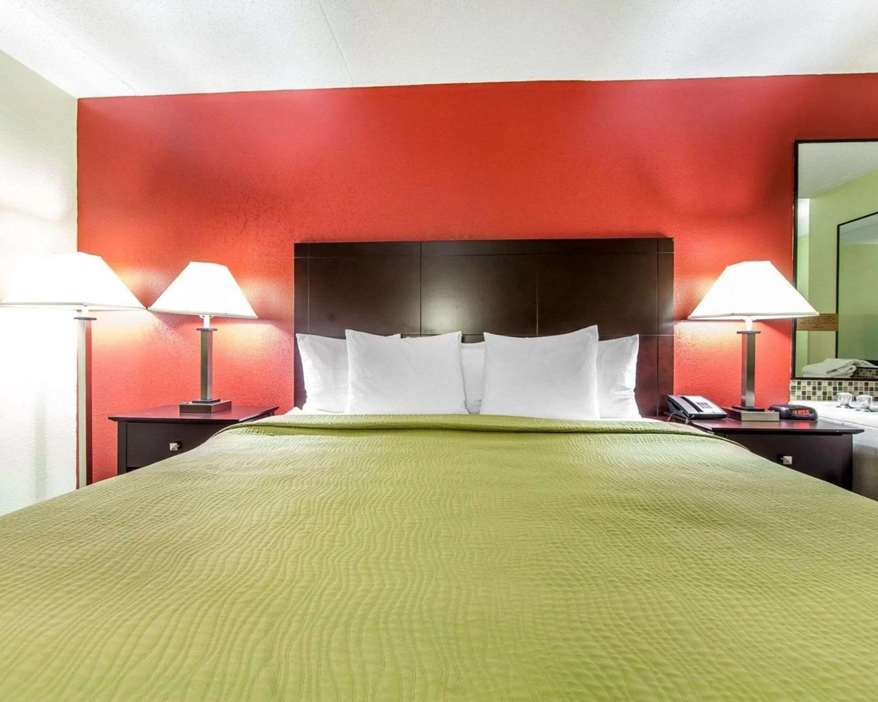 Photo of the whole room, Bed in Quality Inn West I - 75