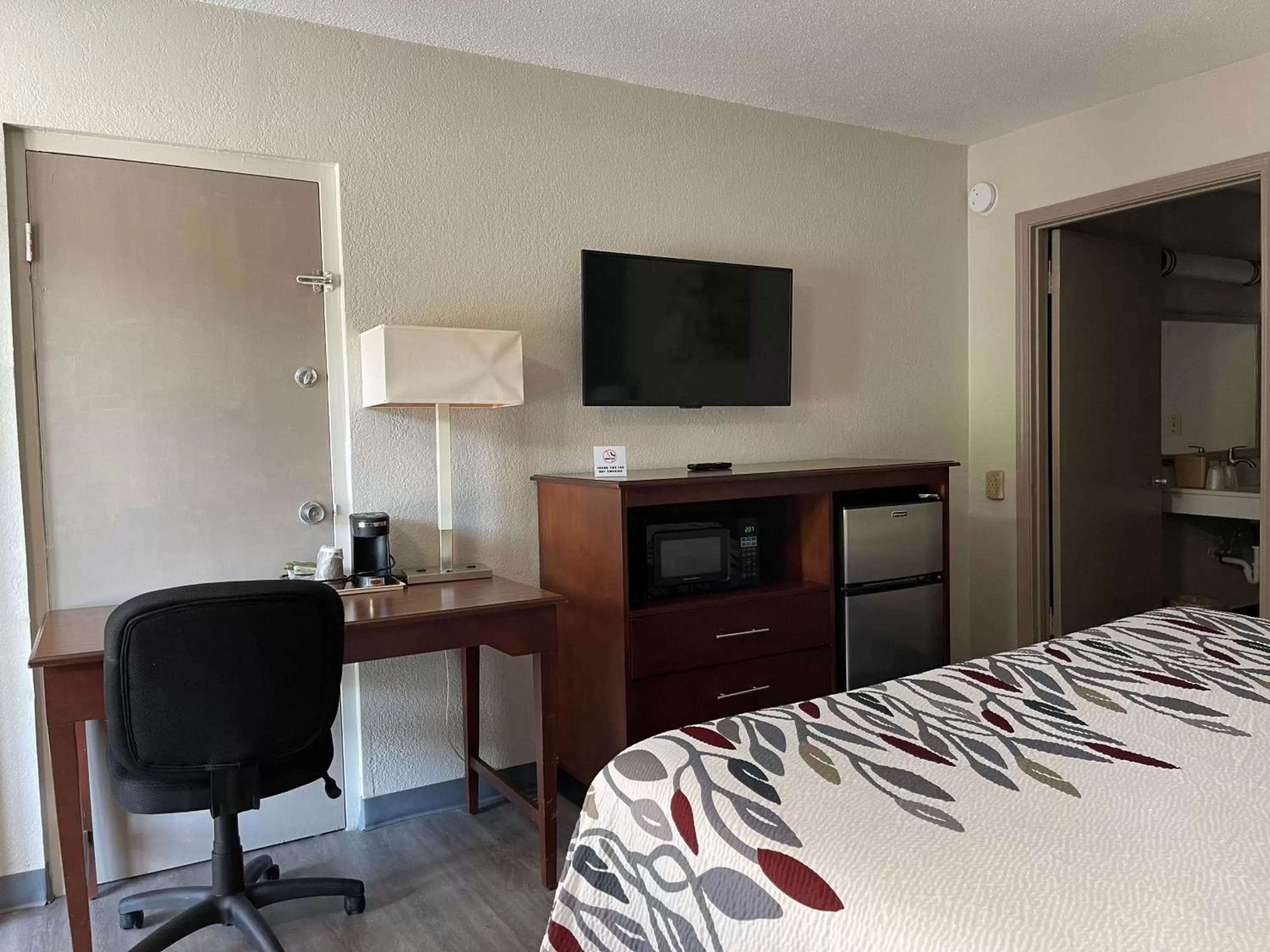 Bedroom, TV/Entertainment Center in Red Roof Inn LaGrange