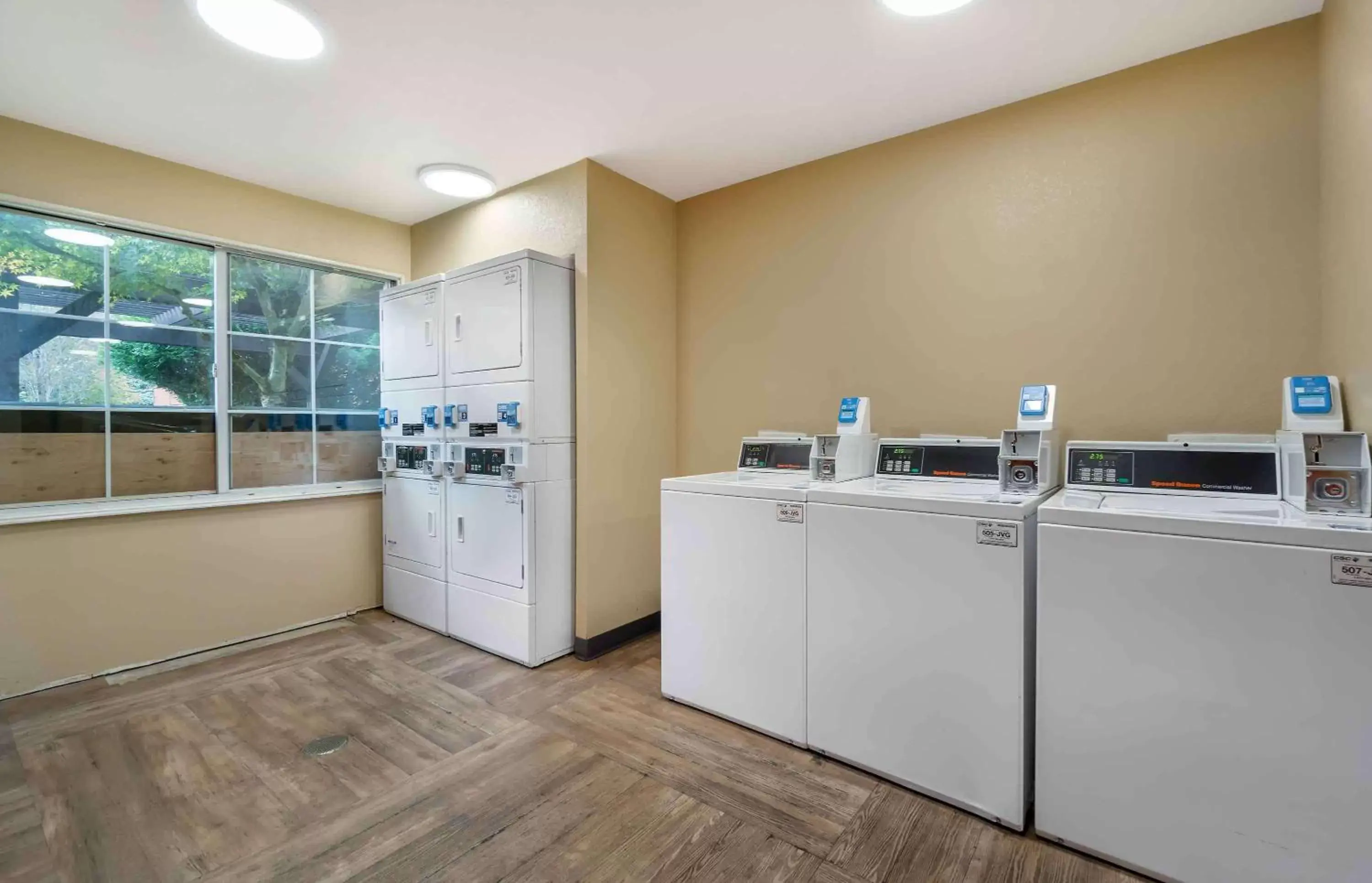 Property building, Kitchen/Kitchenette in Extended Stay America Suites - Seattle - Bothell - Canyon Park