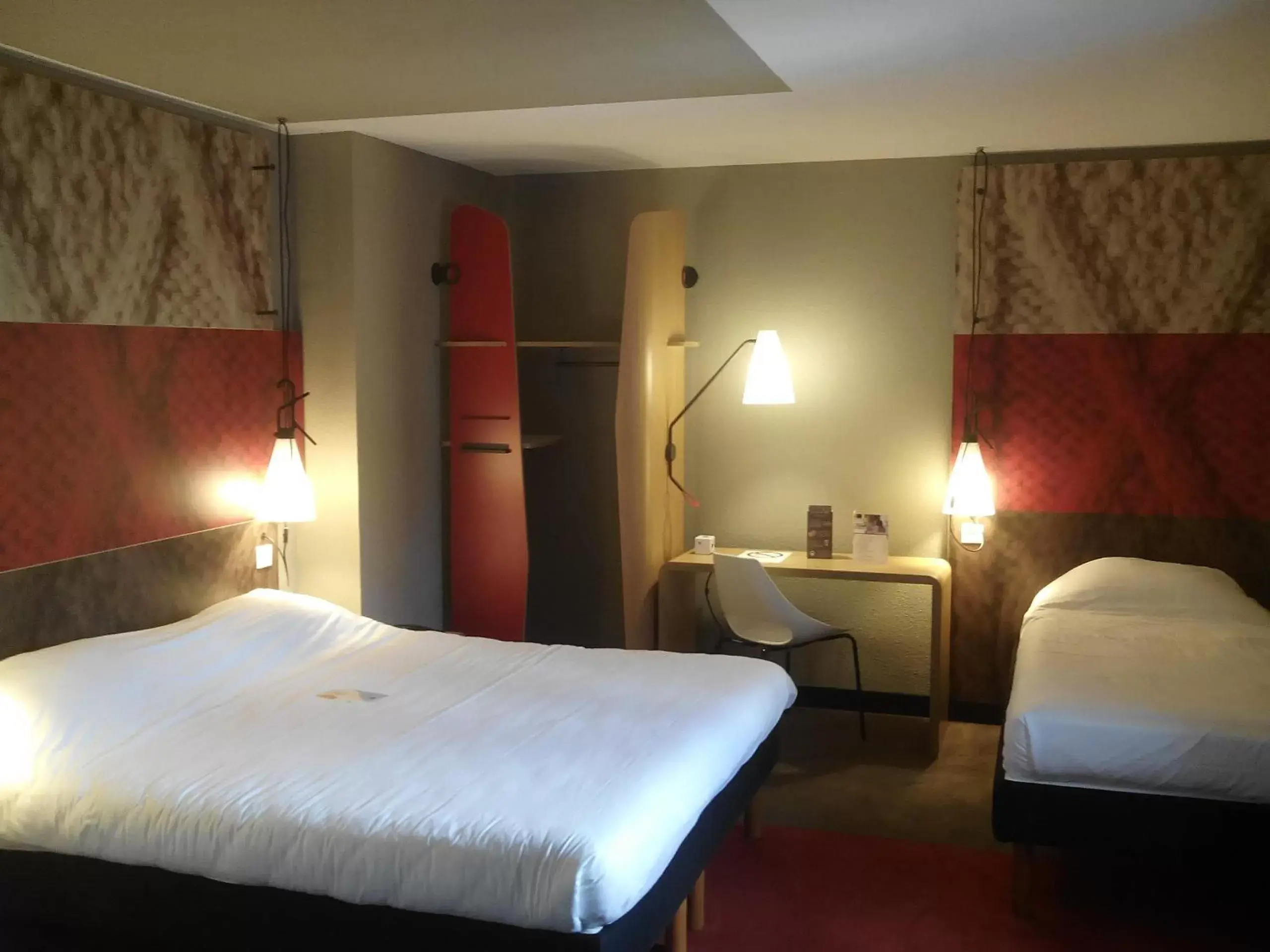 Photo of the whole room, Room Photo in Ibis Aéroport Bâle Mulhouse