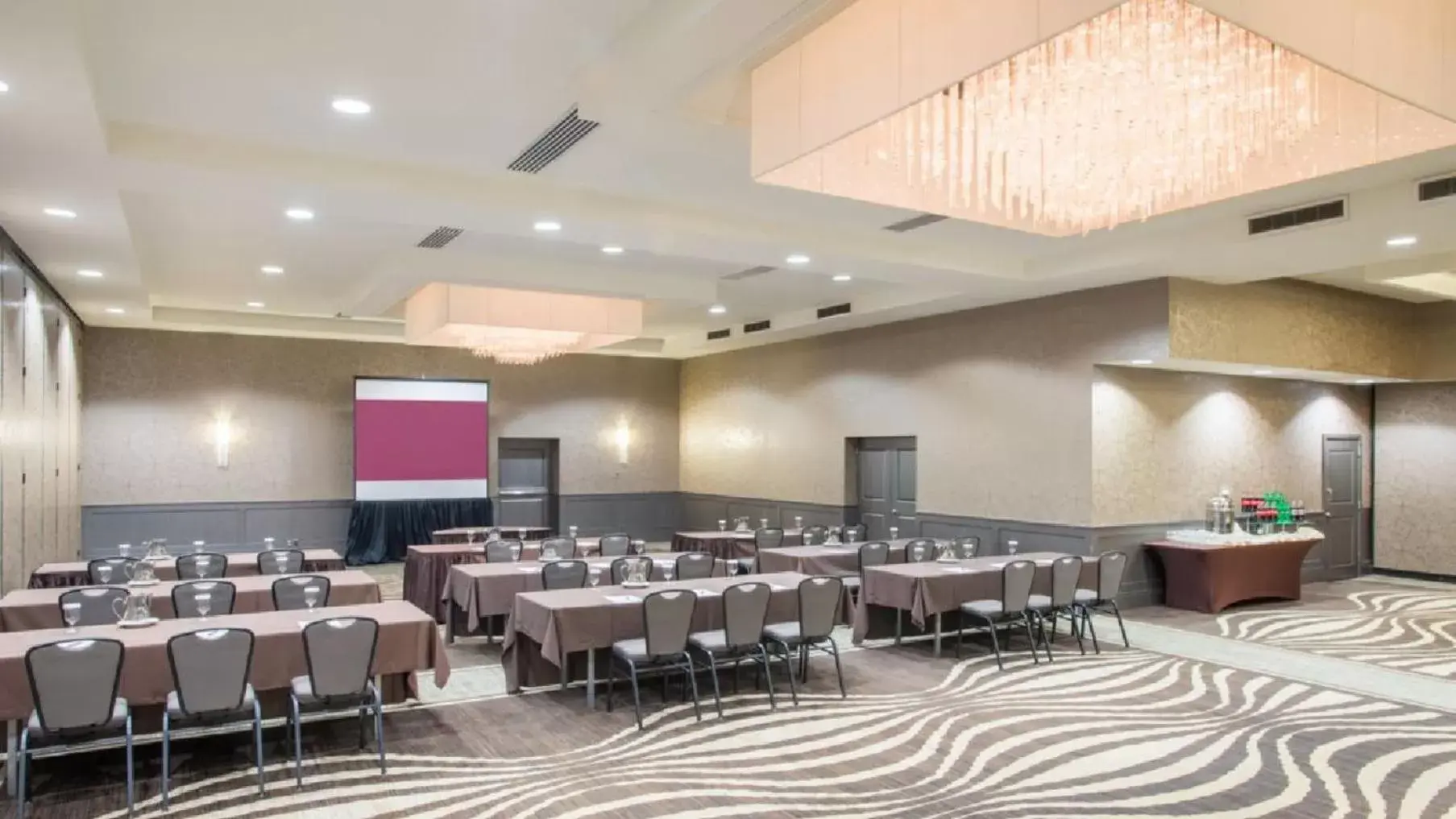 Meeting/conference room in Crowne Plaza Suffern-Mahwah, an IHG Hotel