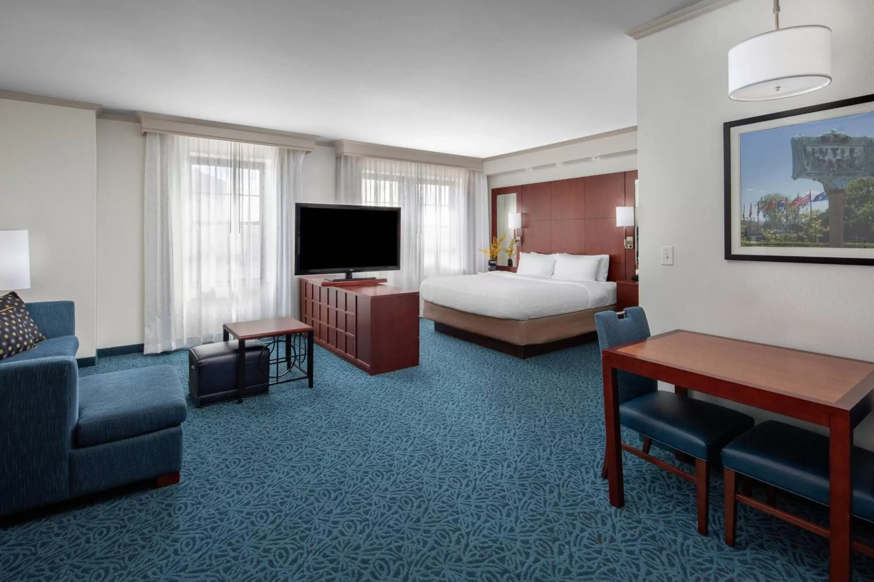 Photo of the whole room, TV/Entertainment Center in Residence Inn by Marriott Cincinnati Downtown/The Phelps