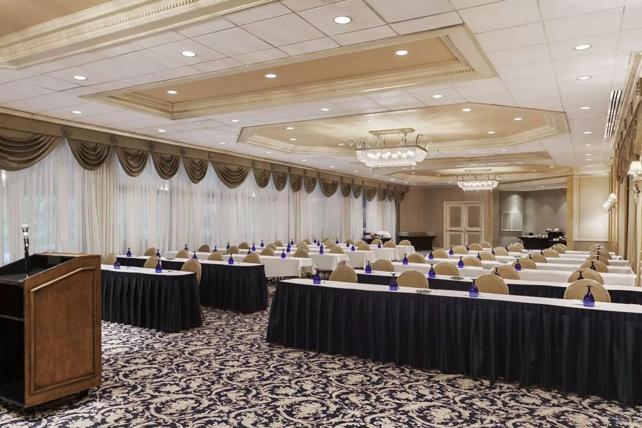 Dining area in Hilton Woodcliff Lake