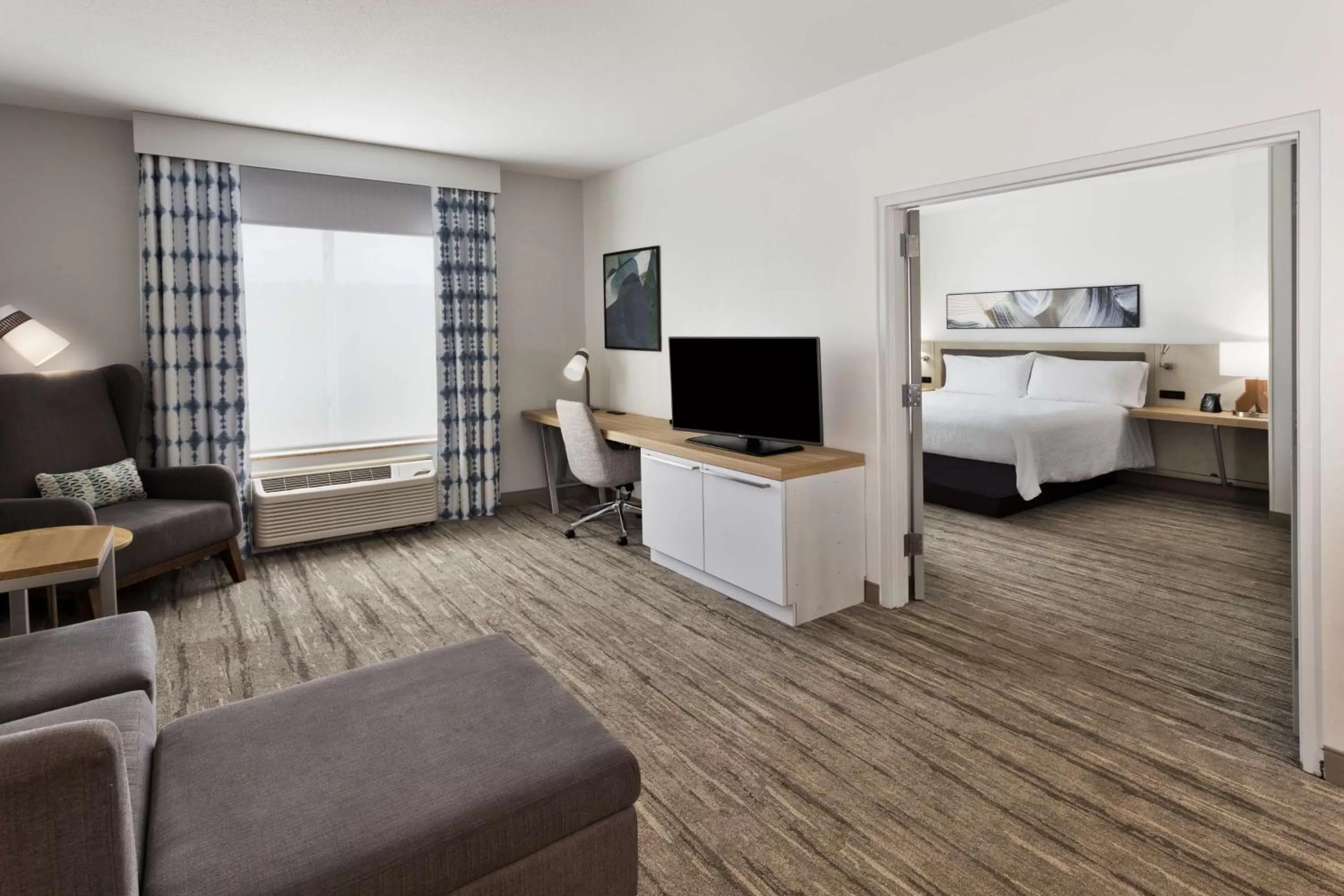 Deluxe King Room with Roll in Shower - Hearing Accessible 1 Bedroom in Hilton Garden Inn Birmingham SE/Liberty Park