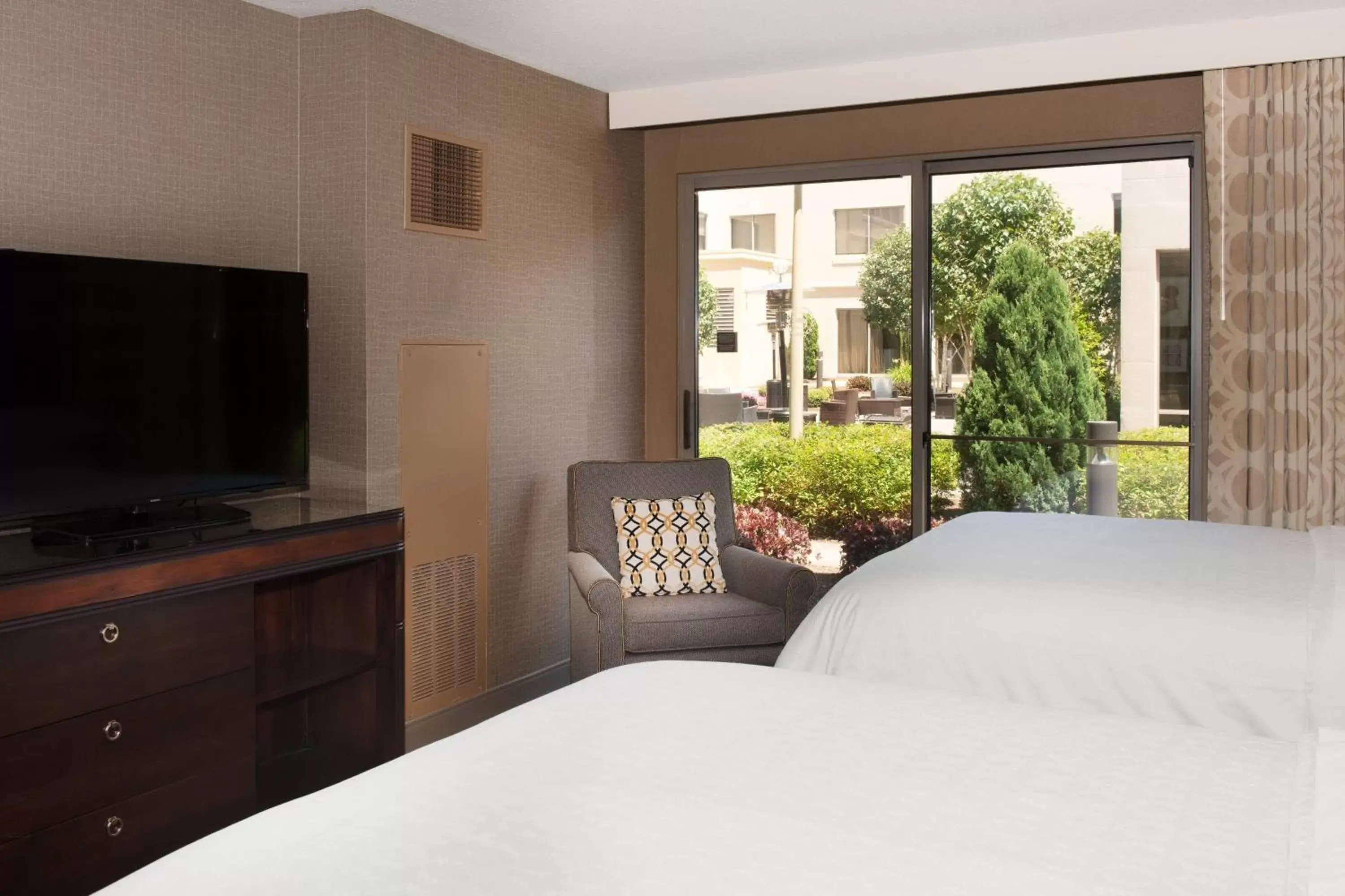 Standard Double Room with Two Double Beds - Ground Floor in Sheraton Hartford South