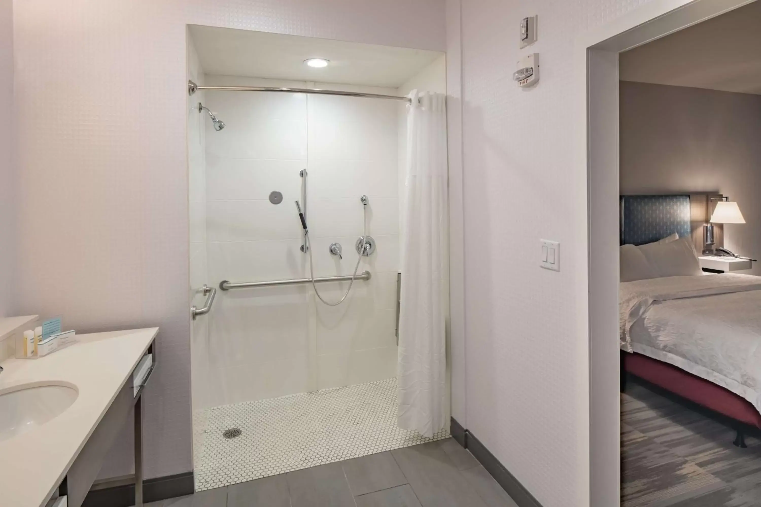 Bed, Bathroom in Hampton Inn & Suites Dallas/Plano Central