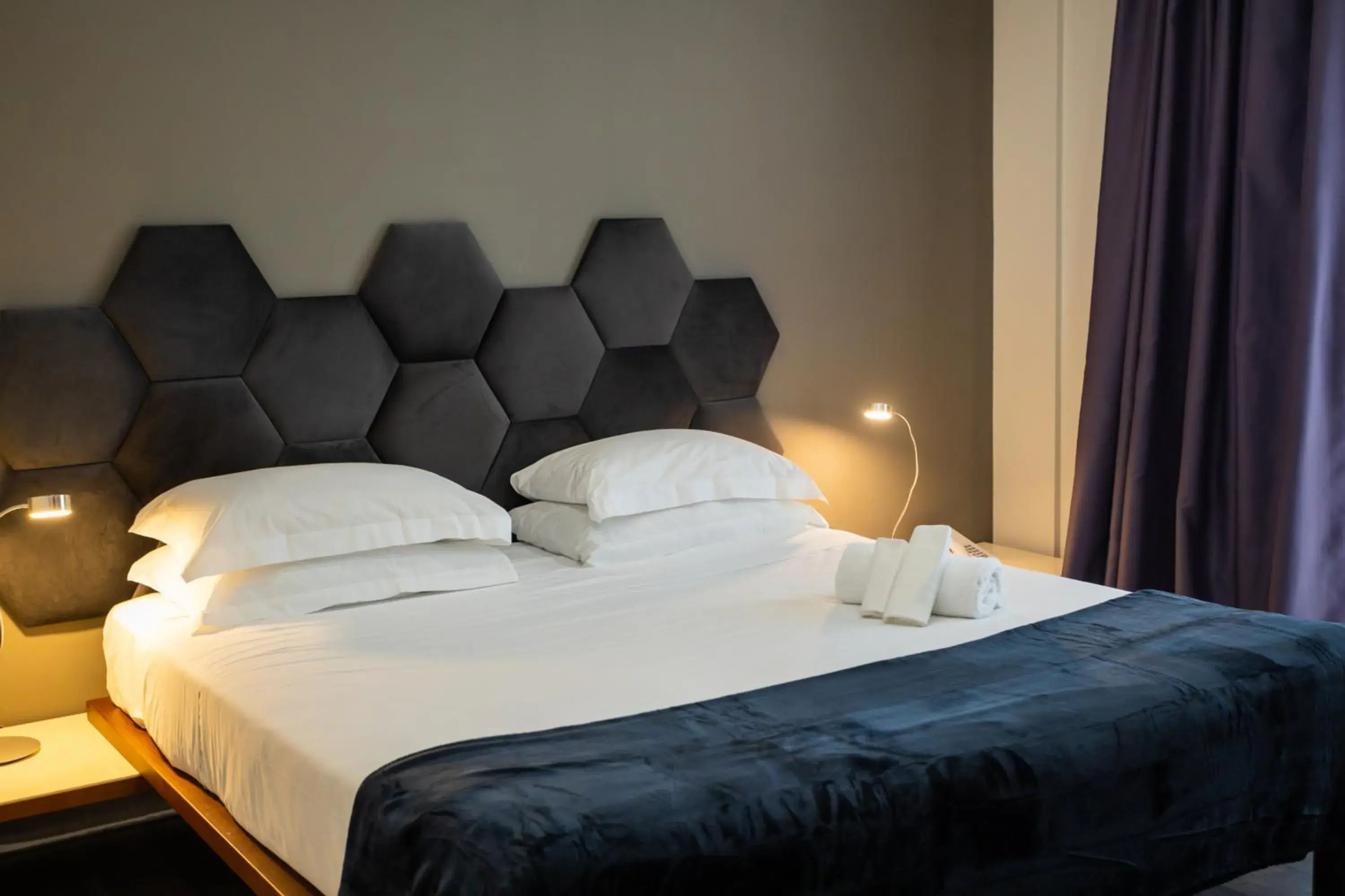 Bedroom, Bed in Black Hotel
