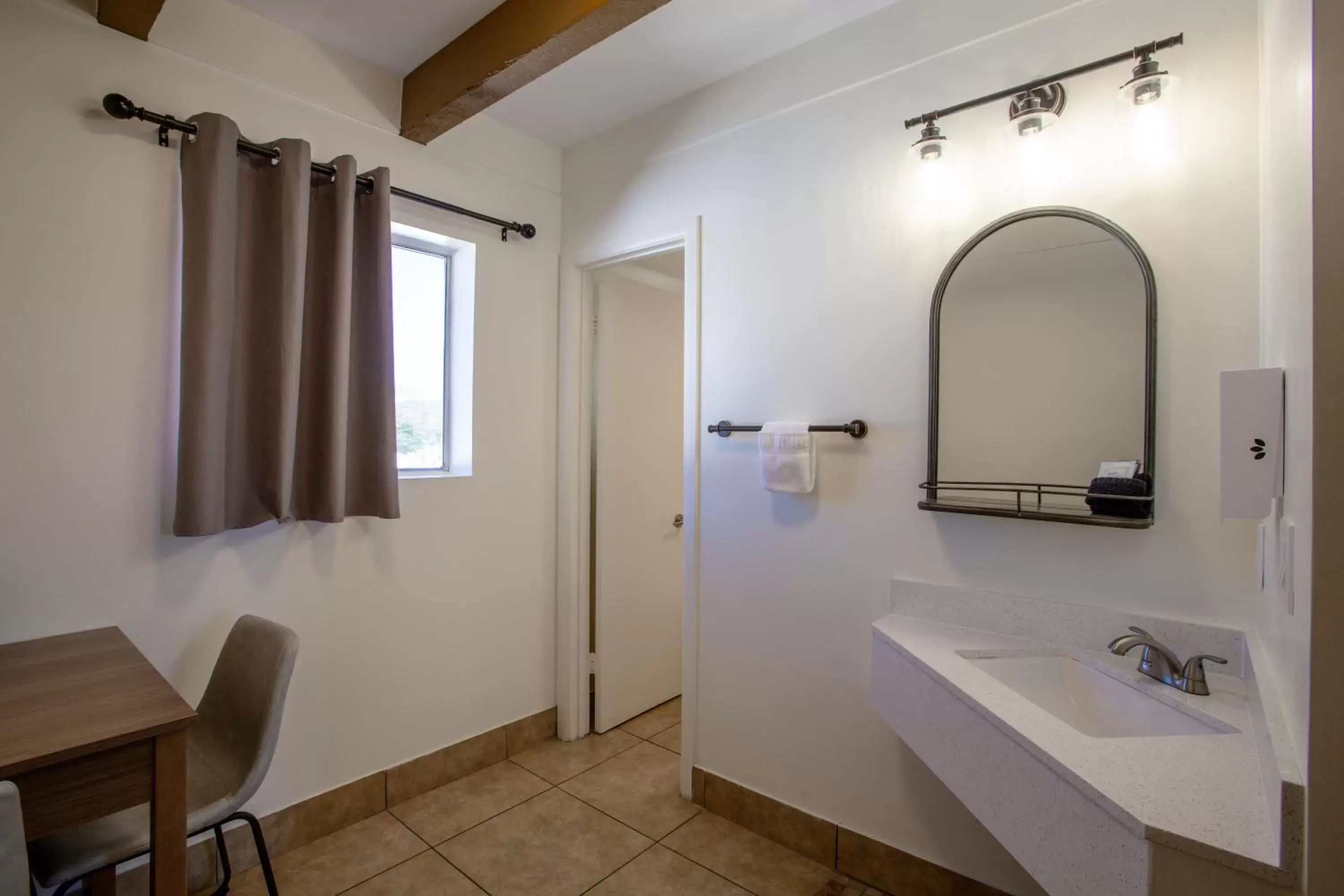 Dining area, Bathroom in Dreamcatcher Inn of Sedona