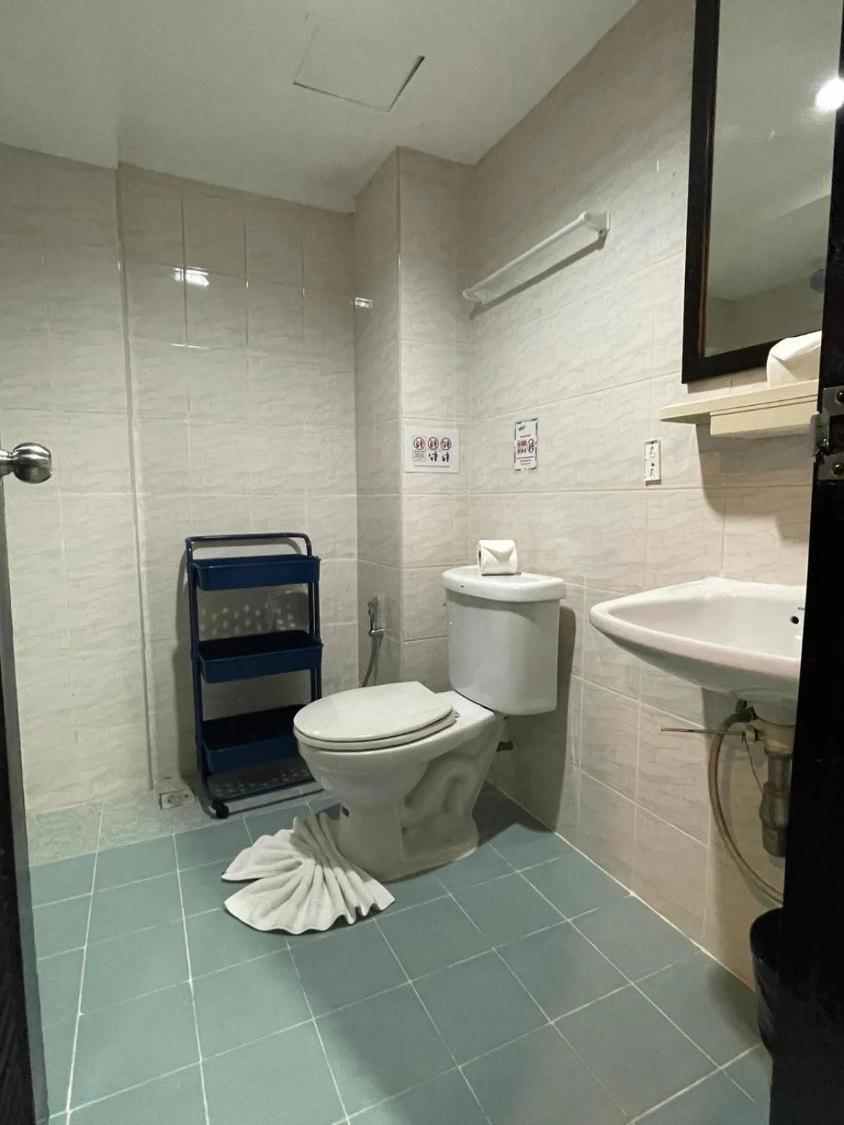 Toilet in BH Baan Paradise Hotel Patong