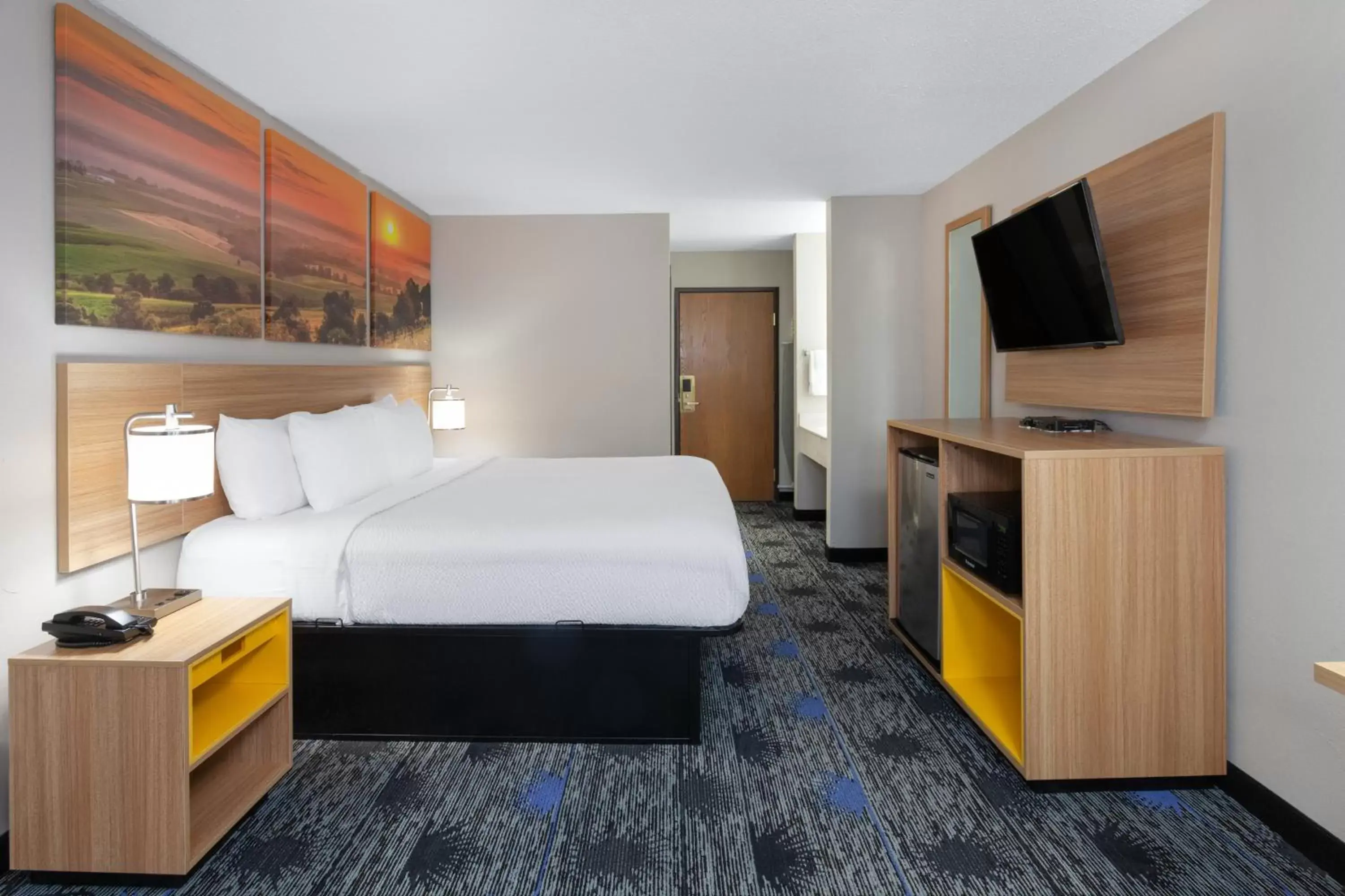 Photo of the whole room, Bed in Days Inn by Wyndham Wooster