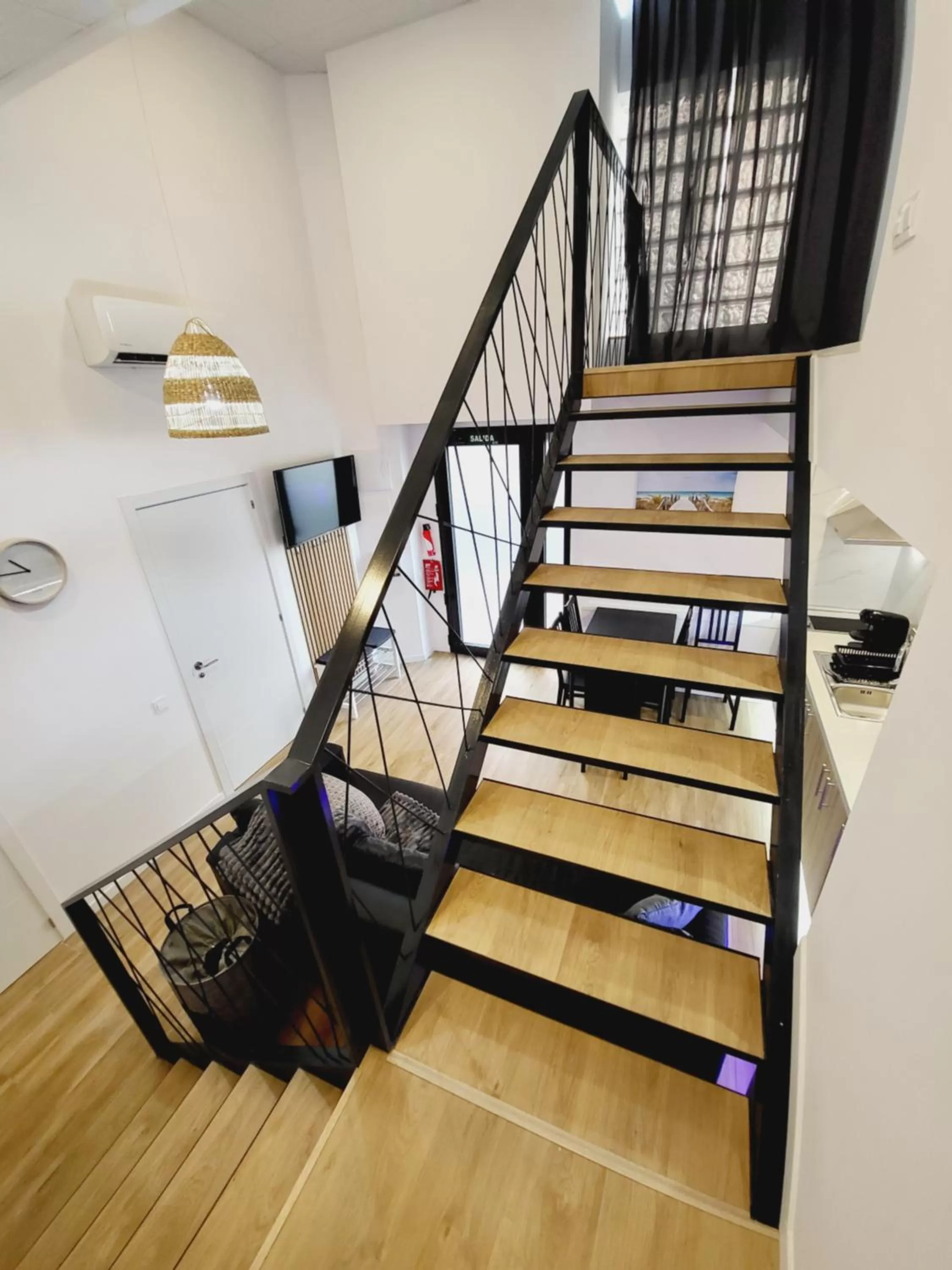 Photo of the whole room in Carbonell 1