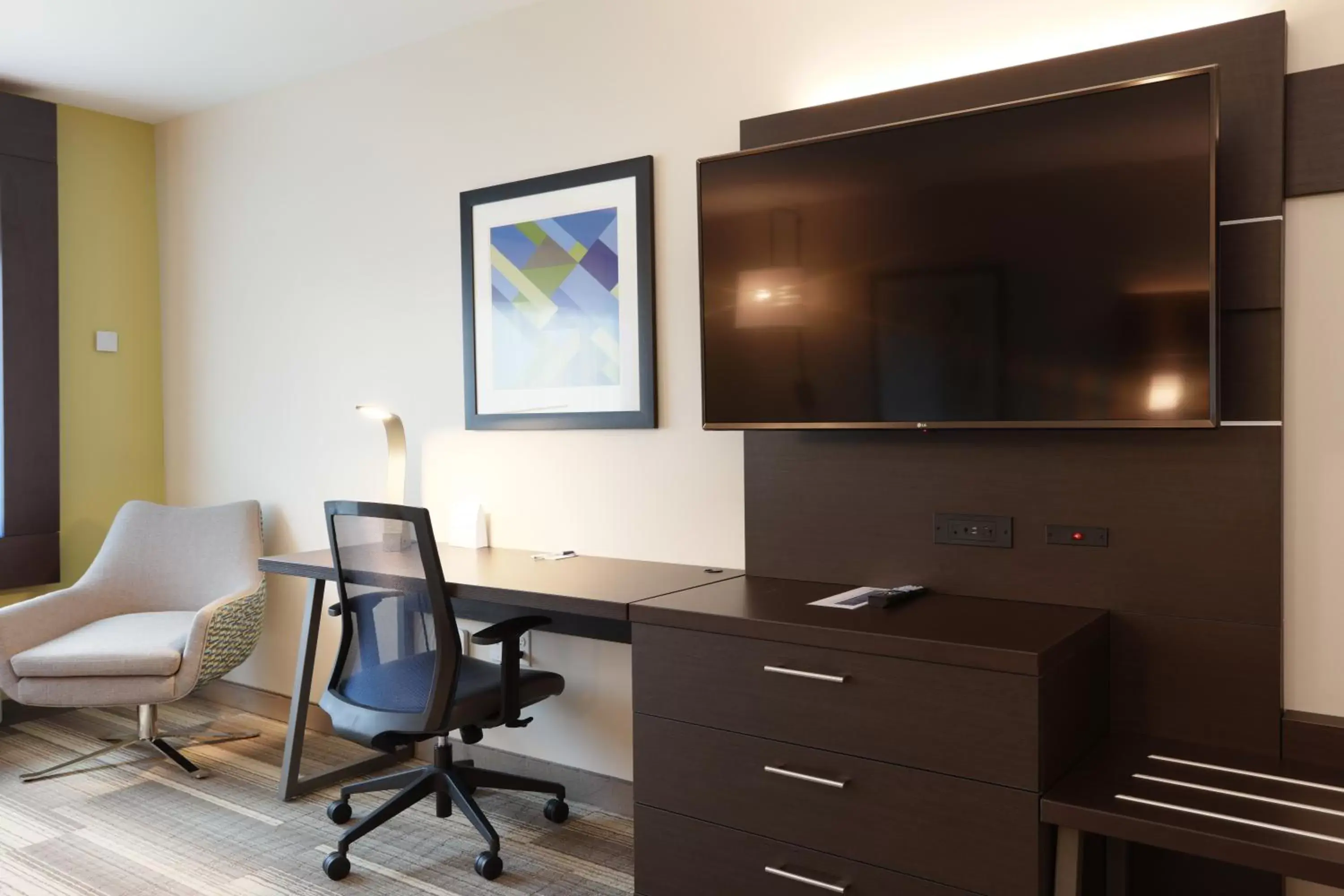 Photo of the whole room, TV/Entertainment Center in Holiday Inn Express - Oneonta, an IHG Hotel