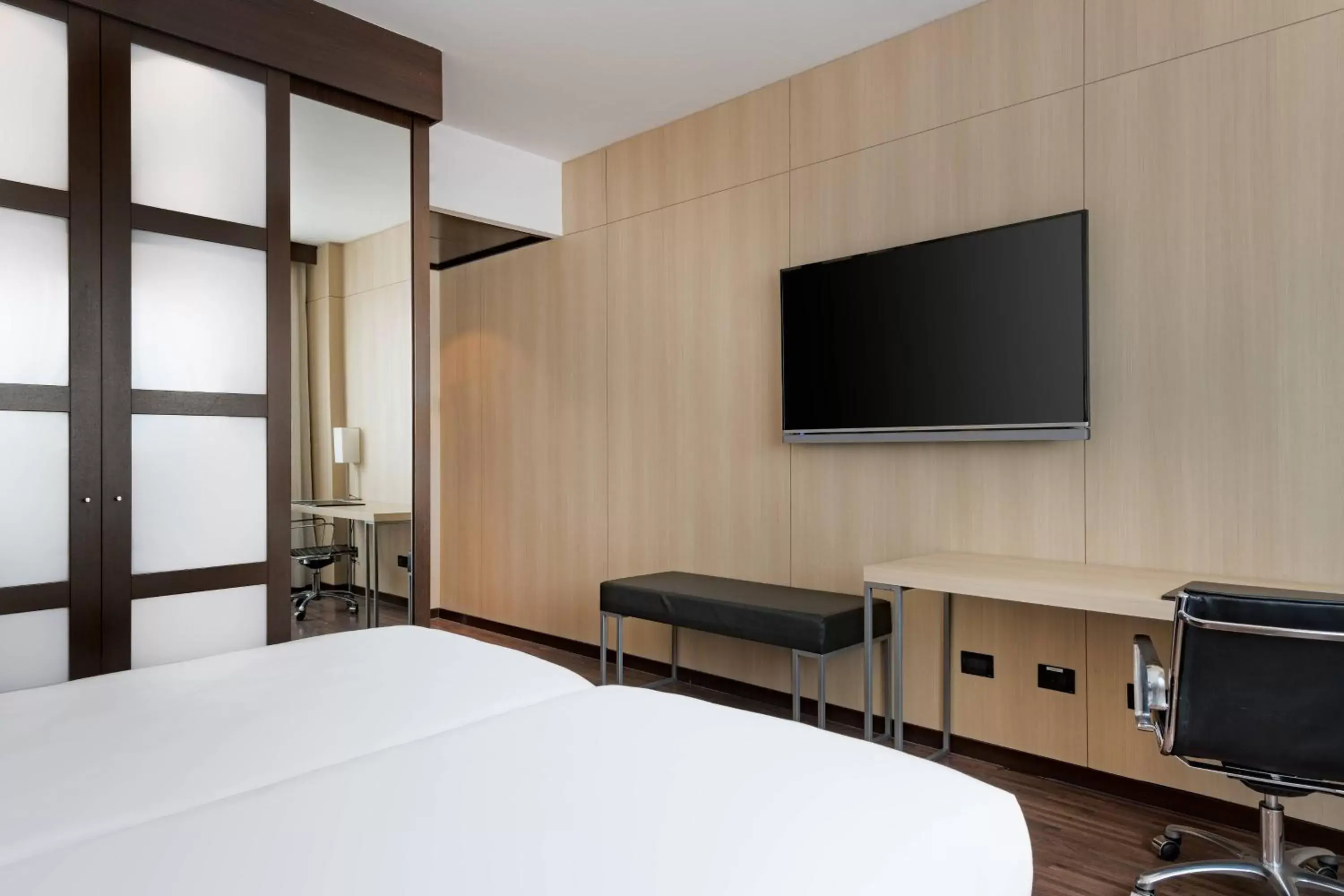 Photo of the whole room, TV/Entertainment Center in AC Hotel Bologna by Marriott