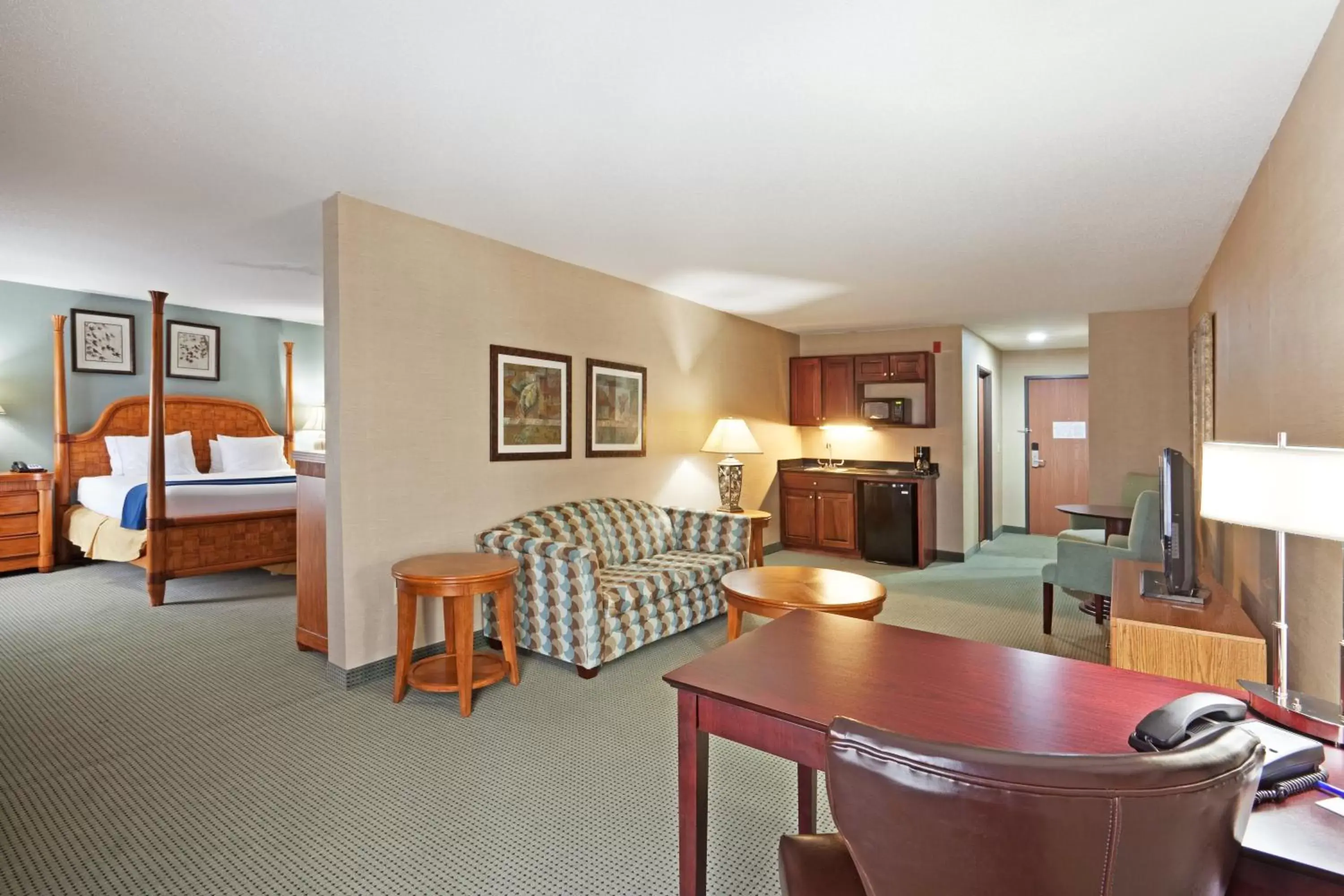 Bedroom, Seating Area in Holiday Inn Express and Suites Meriden, an IHG Hotel