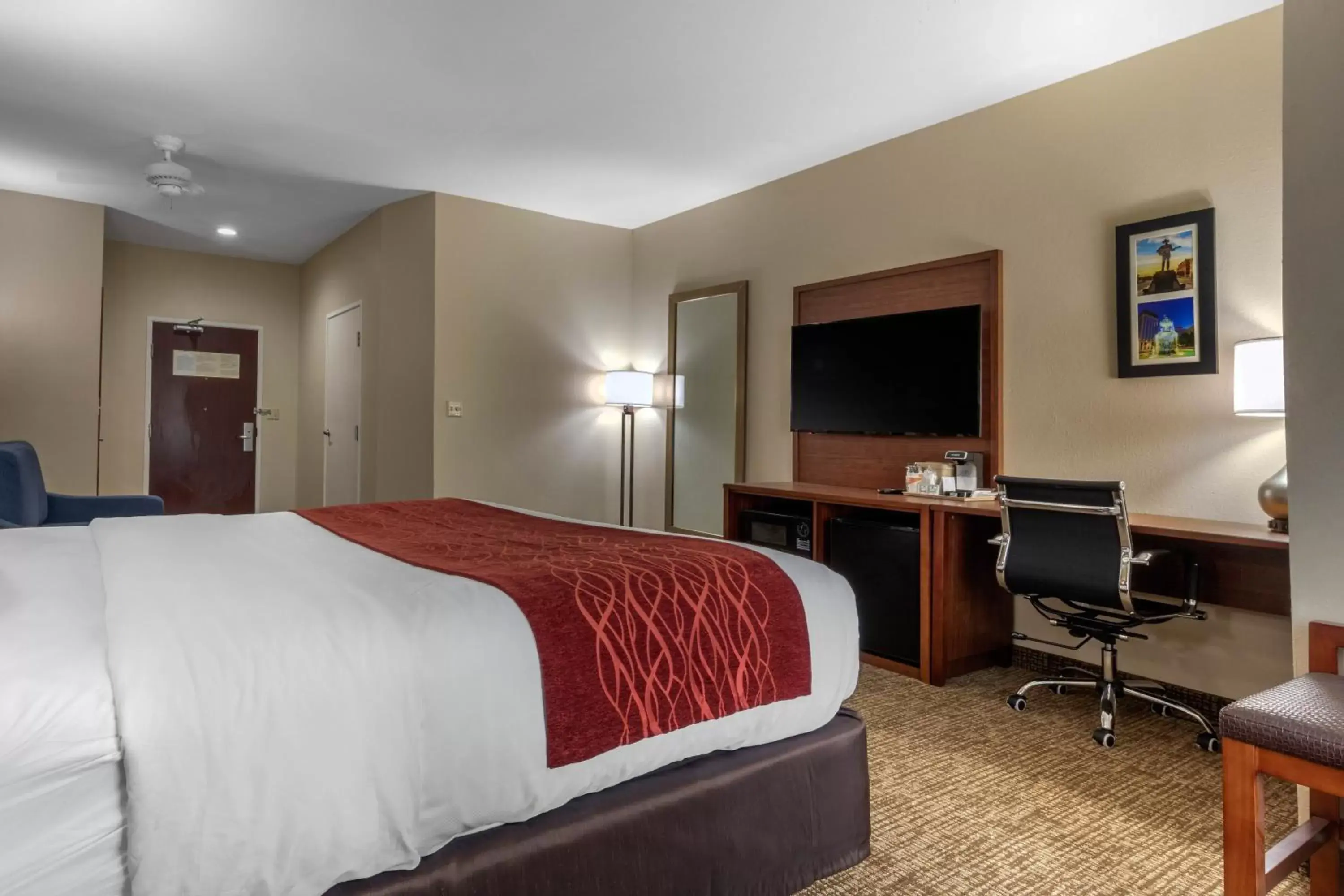 Bedroom, TV/Entertainment Center in Comfort Inn & Suites Montgomery East Carmichael Rd