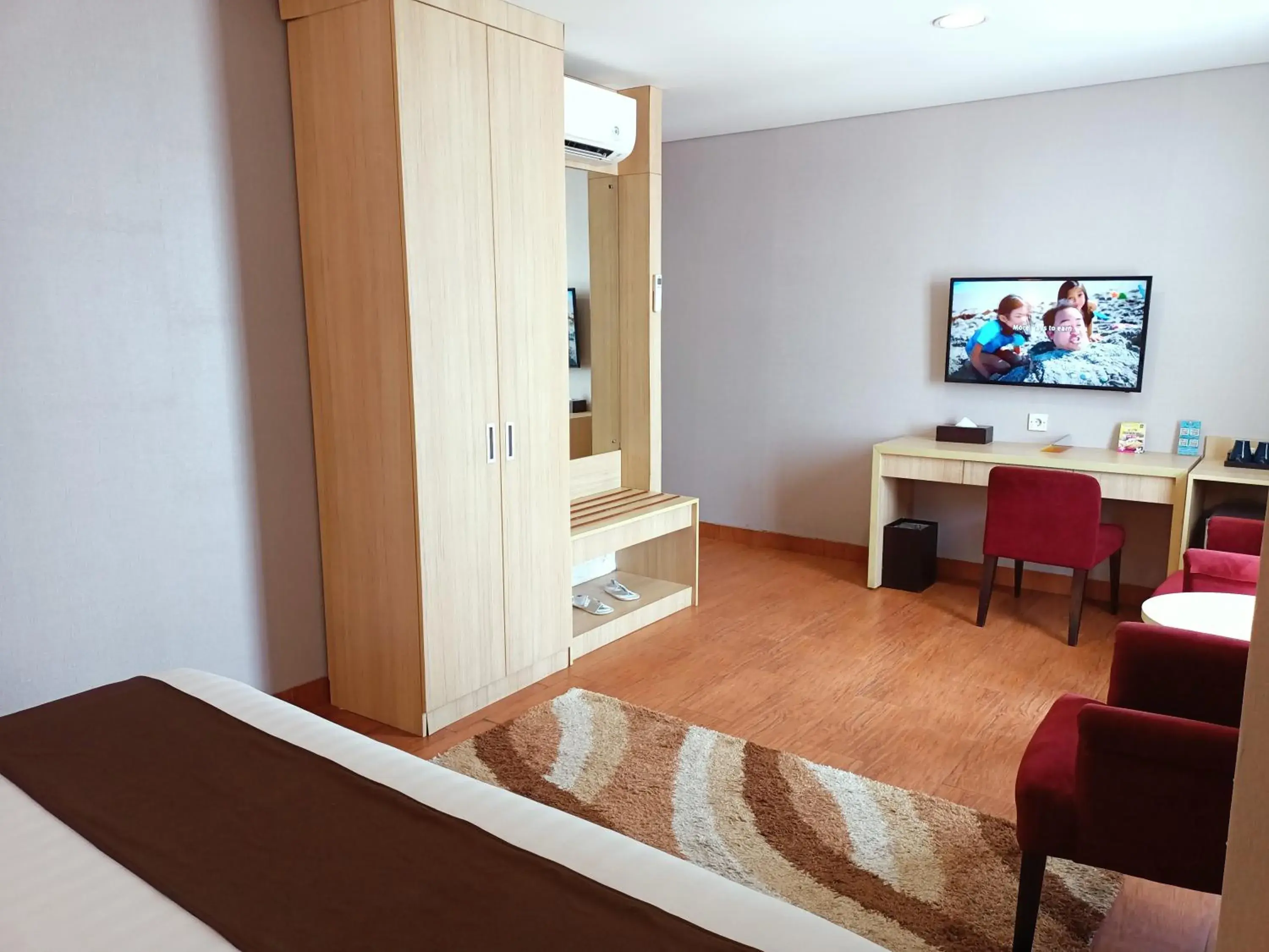 Bed, TV/Entertainment Center in Days Hotel And Suites Jakarta Airport