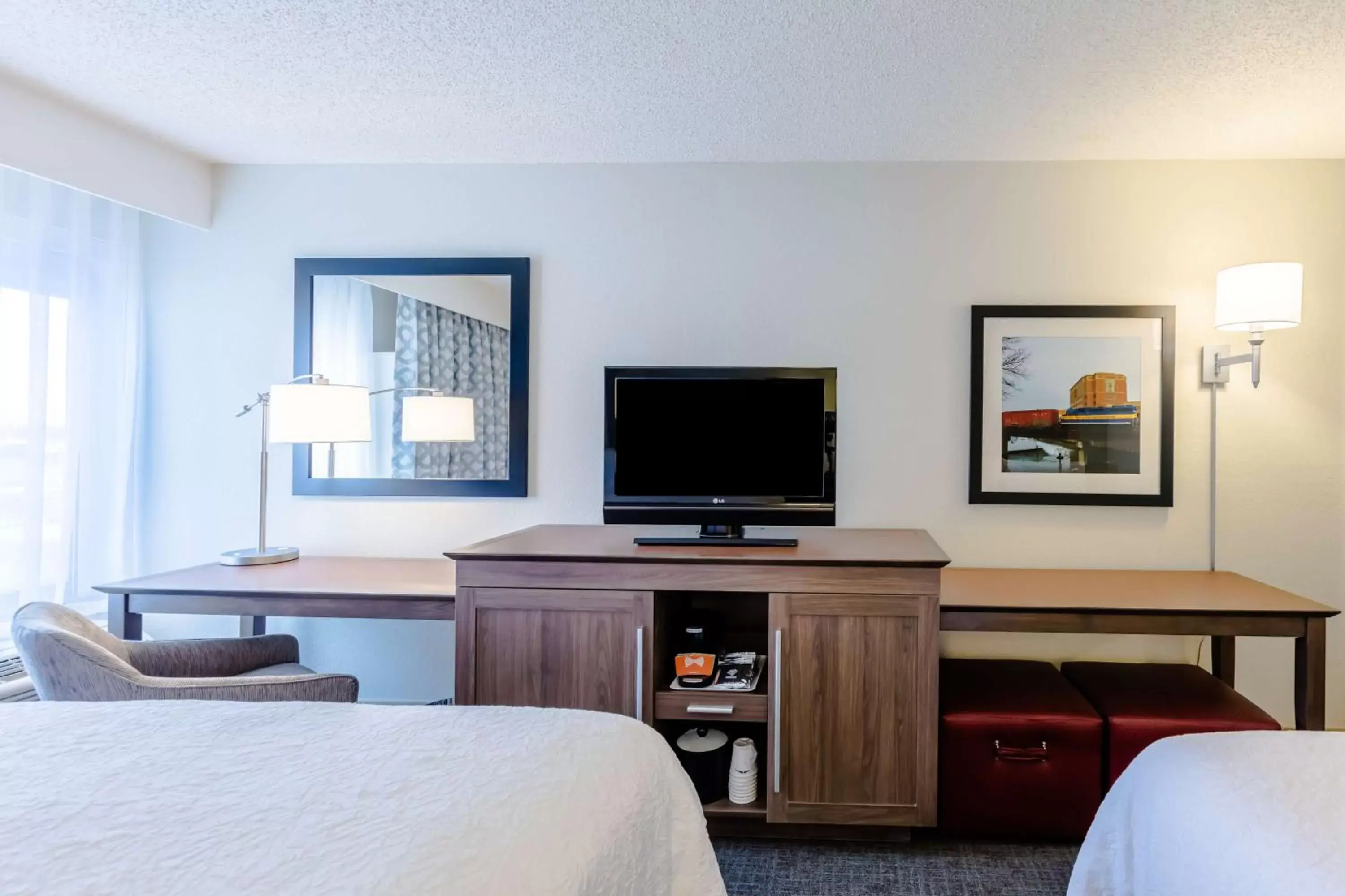 Bed, TV/Entertainment Center in Hampton Inn Rochester