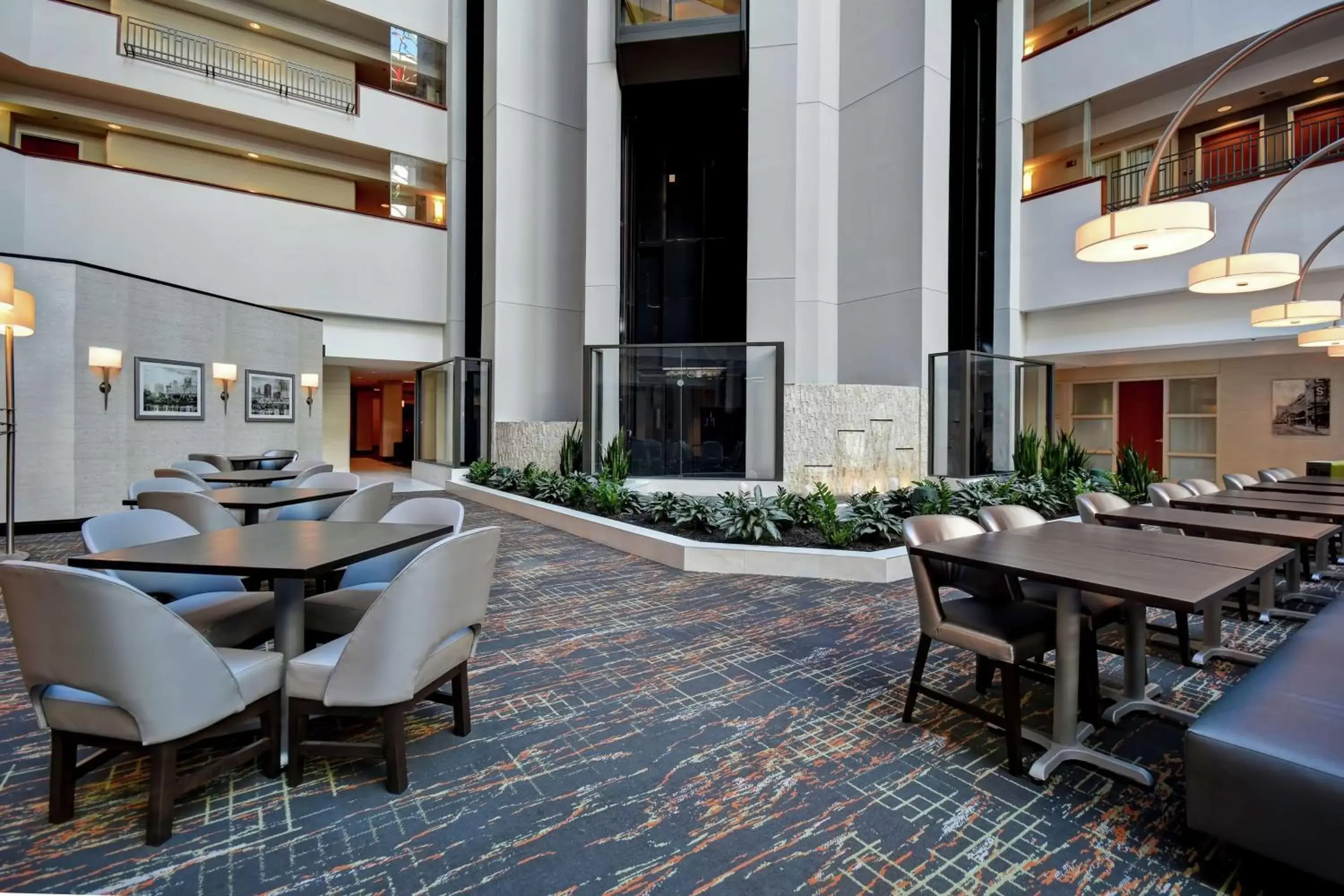 Breakfast, Restaurant/Places to Eat in Embassy Suites Little Rock