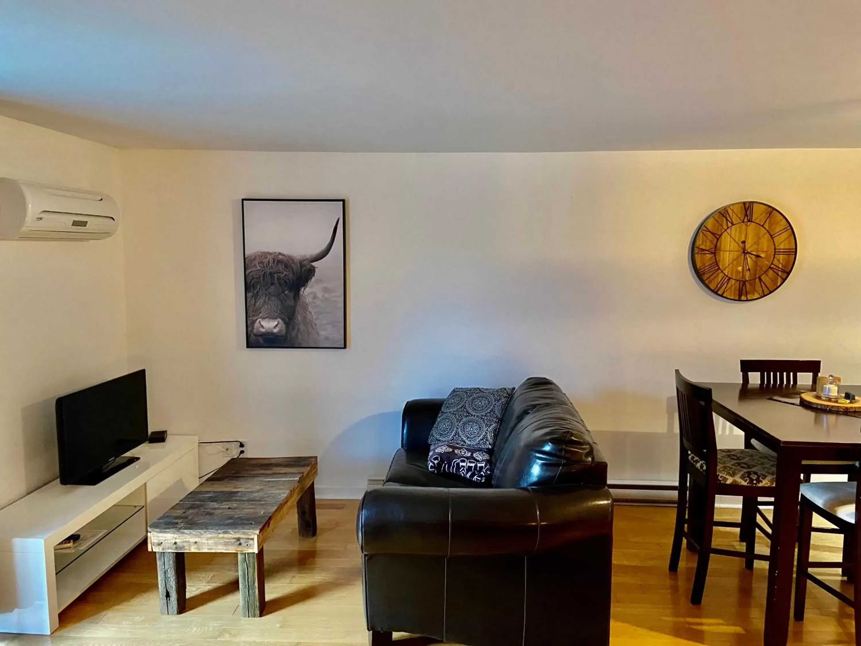 Seating Area in Condo-loft avec cuisinette