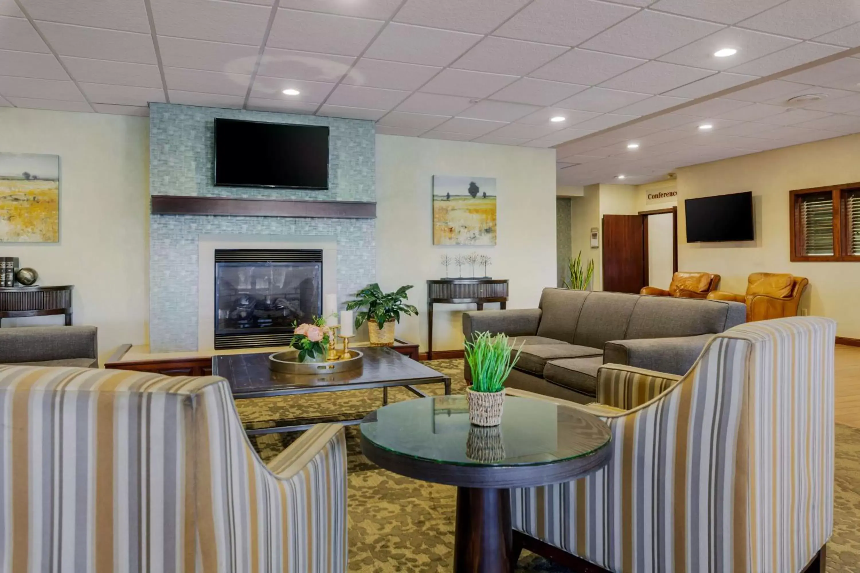 Lobby or reception, Lounge/Bar in Best Western Plus Dubuque Hotel and Conference Center