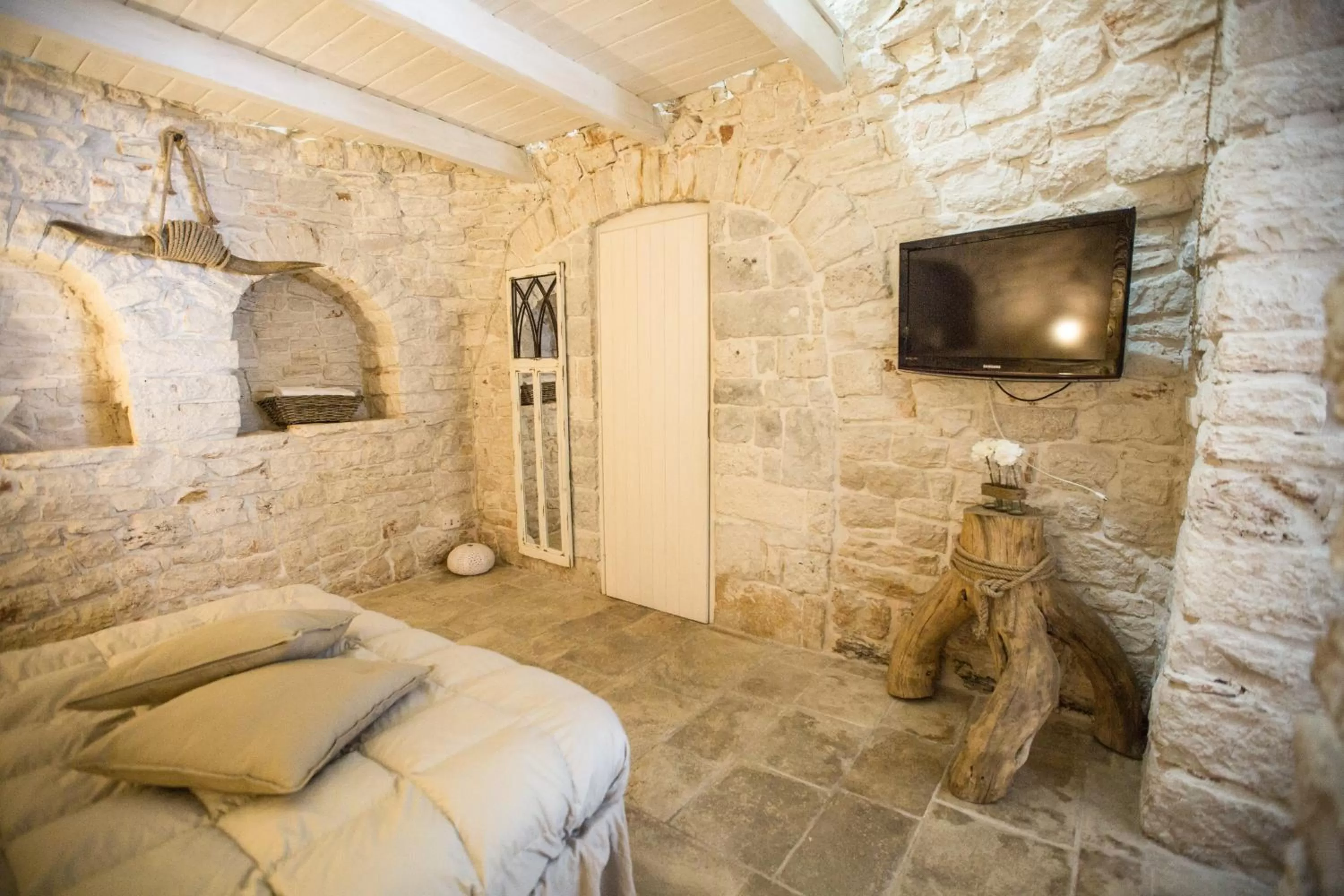 TV/Entertainment Center in Trulli Antichi Mestieri - Widespread Trulli in the historic center