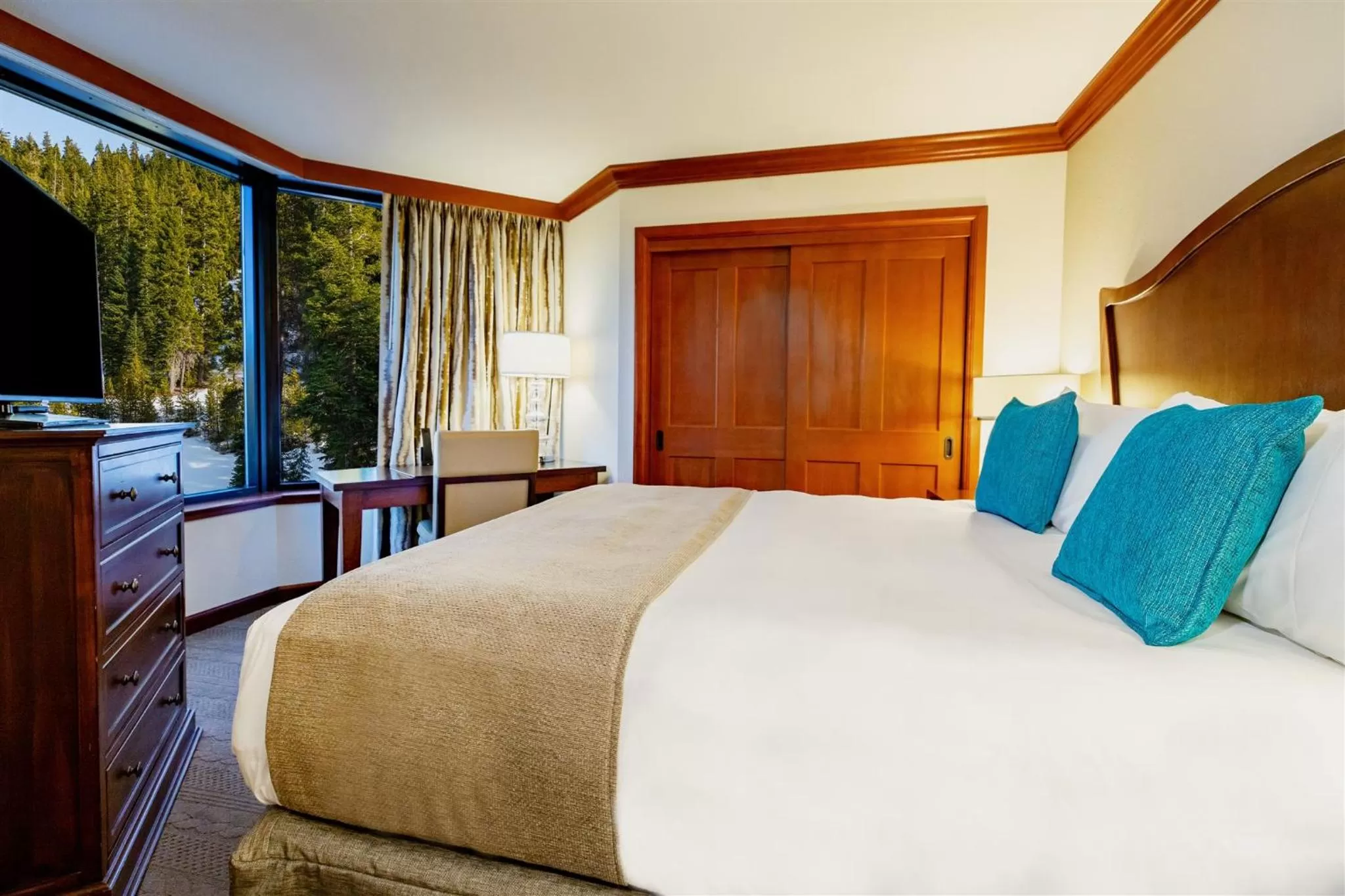 Bed in Everline Resort and Spa, Lake Tahoe