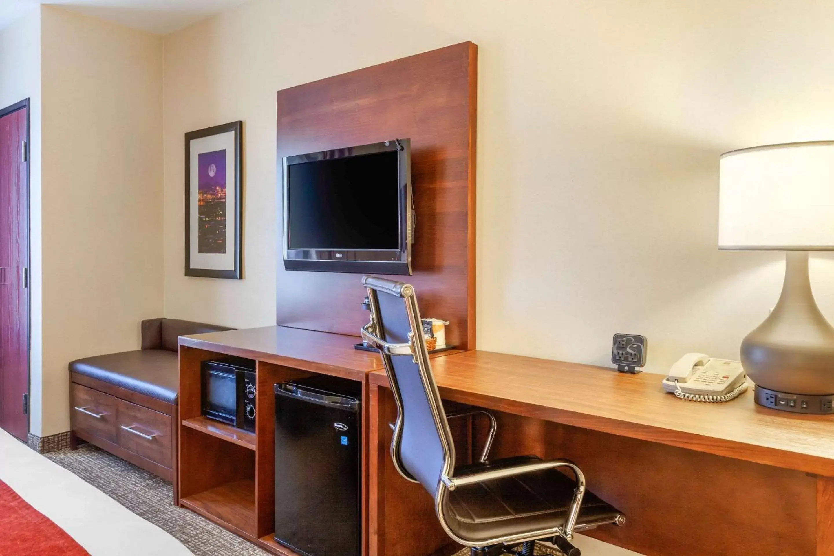 Photo of the whole room, TV/Entertainment Center in Comfort Suites Glendale - State Farm Stadium Area