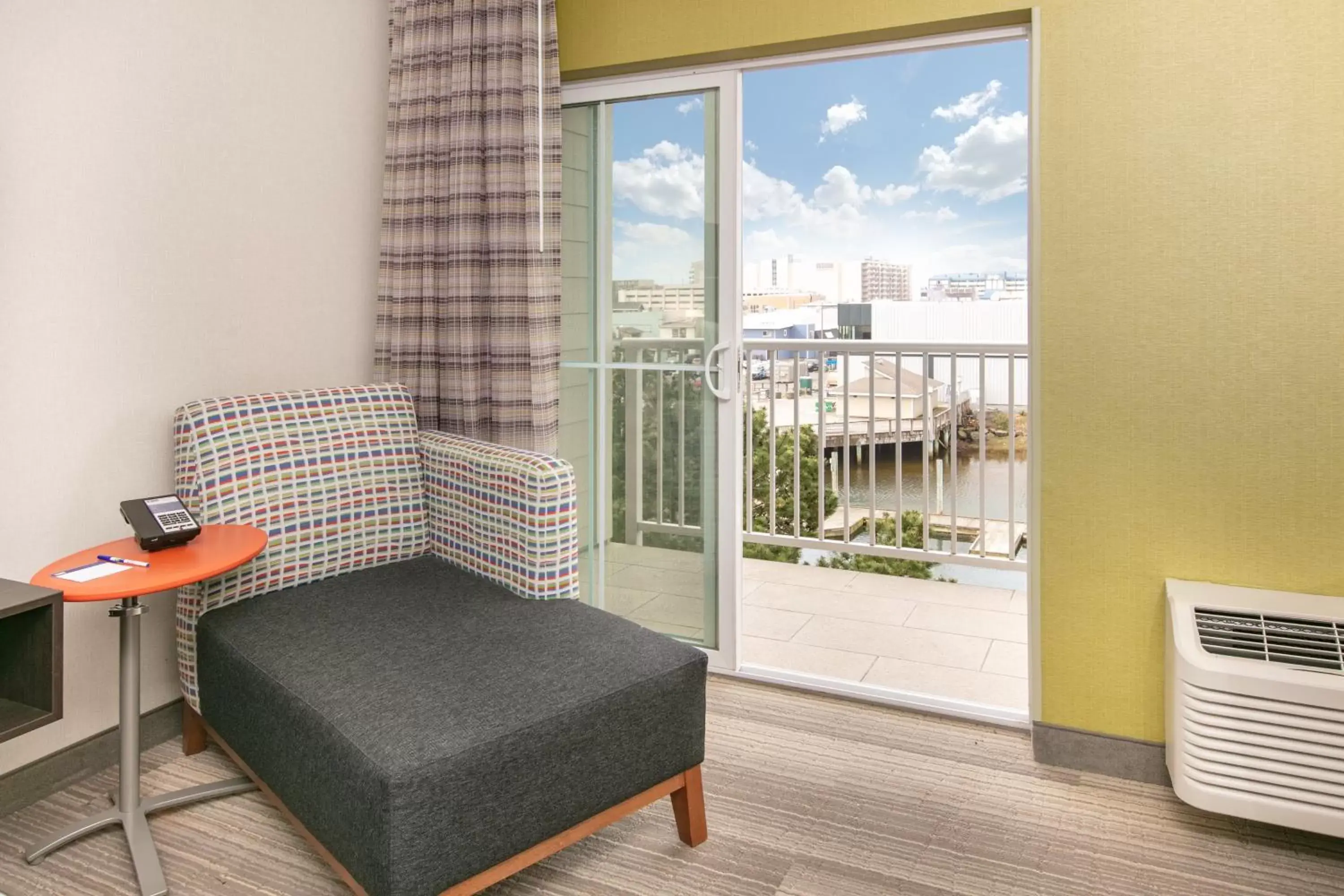 Photo of the whole room, Seating Area in Holiday Inn Express Hotel & Suites Seaside Convention Center, an IHG Hotel