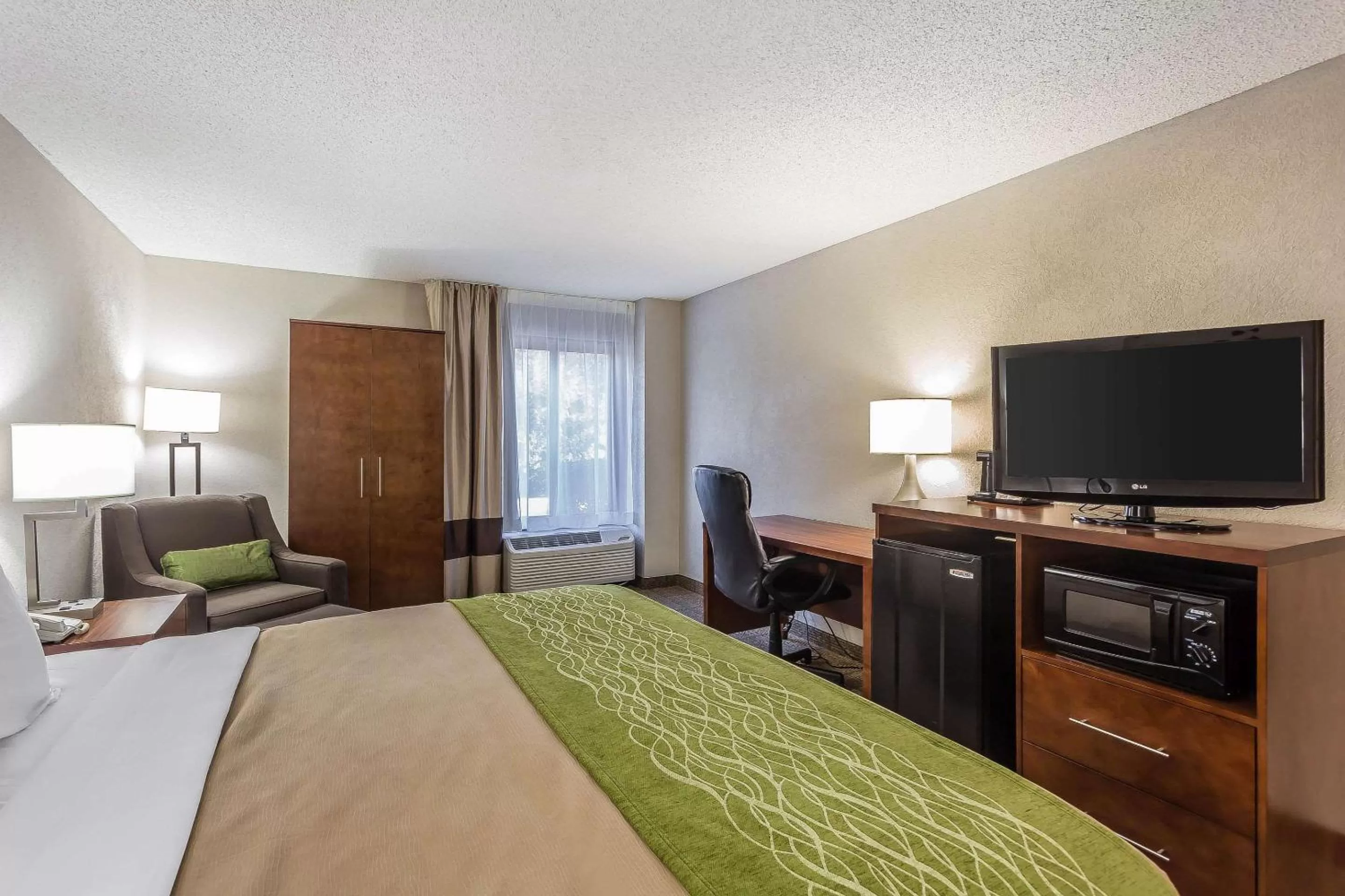 Photo of the whole room, Bed in Quality Inn Summerville-Charleston