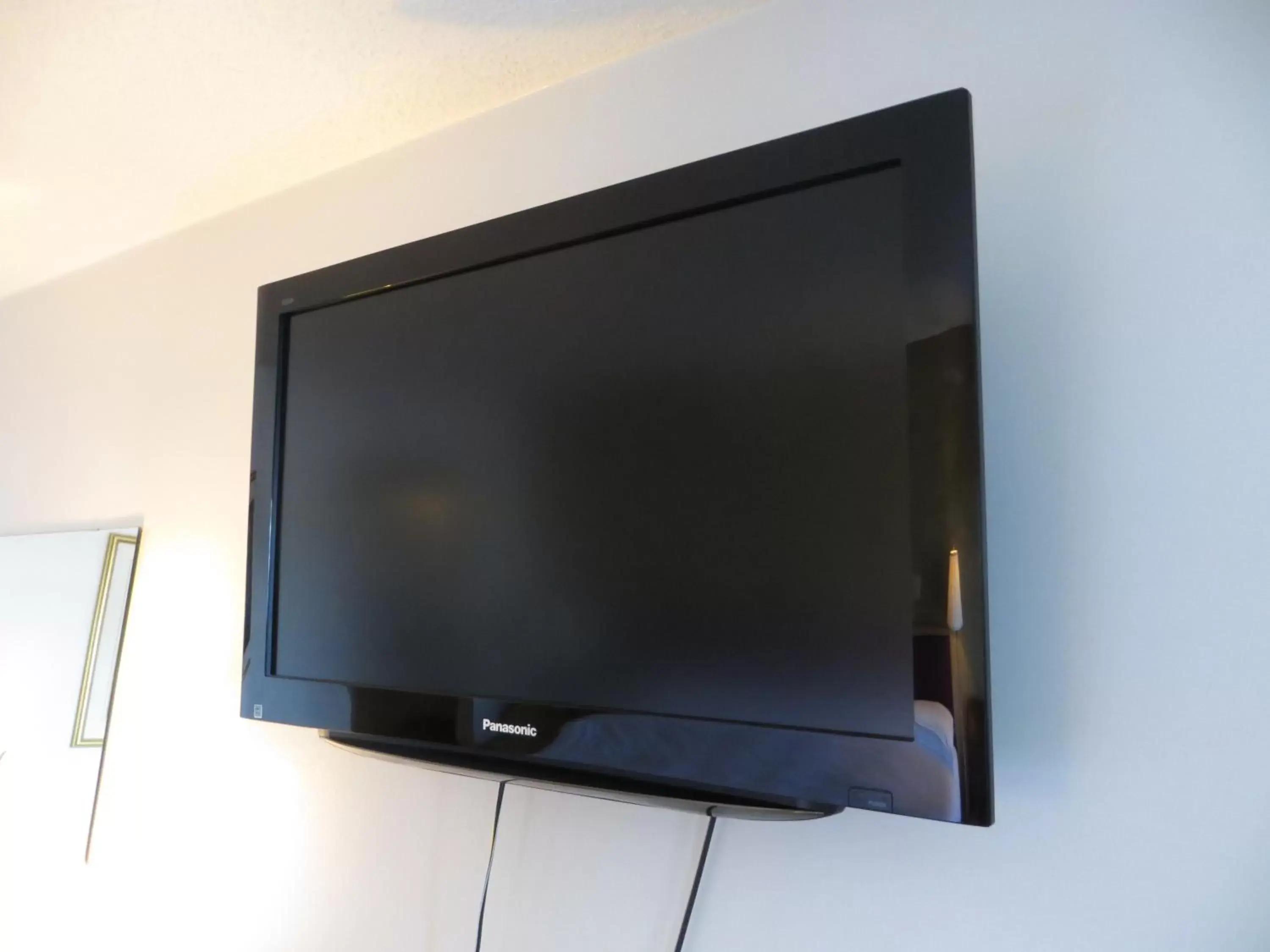 TV and multimedia, TV/Entertainment Center in Eastglen Inn