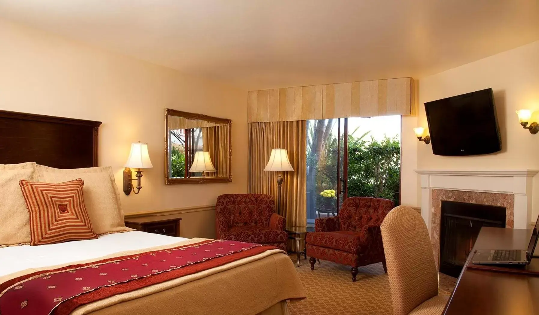 Bedroom, TV/Entertainment Center in Victorian Inn