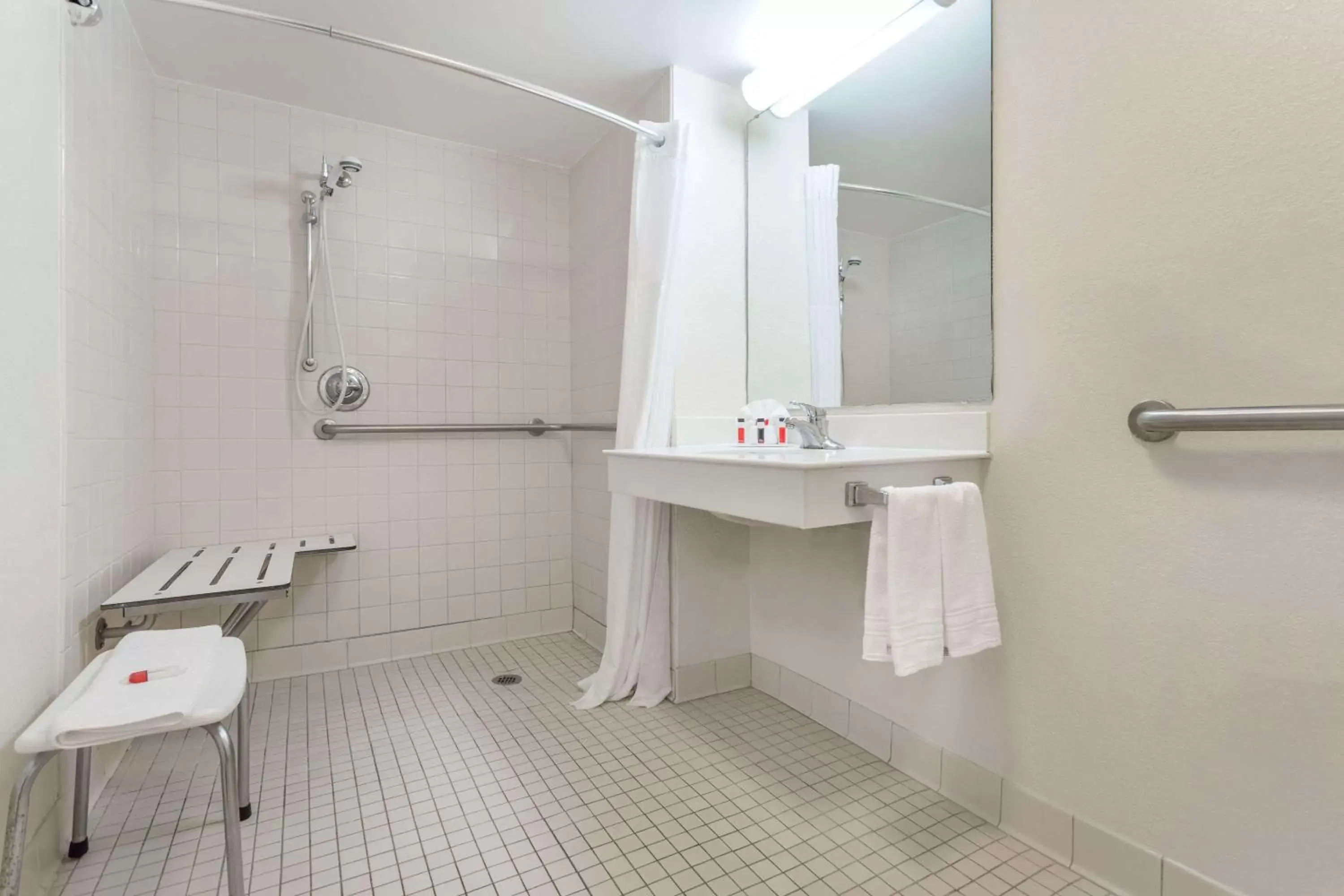 Bathroom in Extended Stay America Suites - Bristol