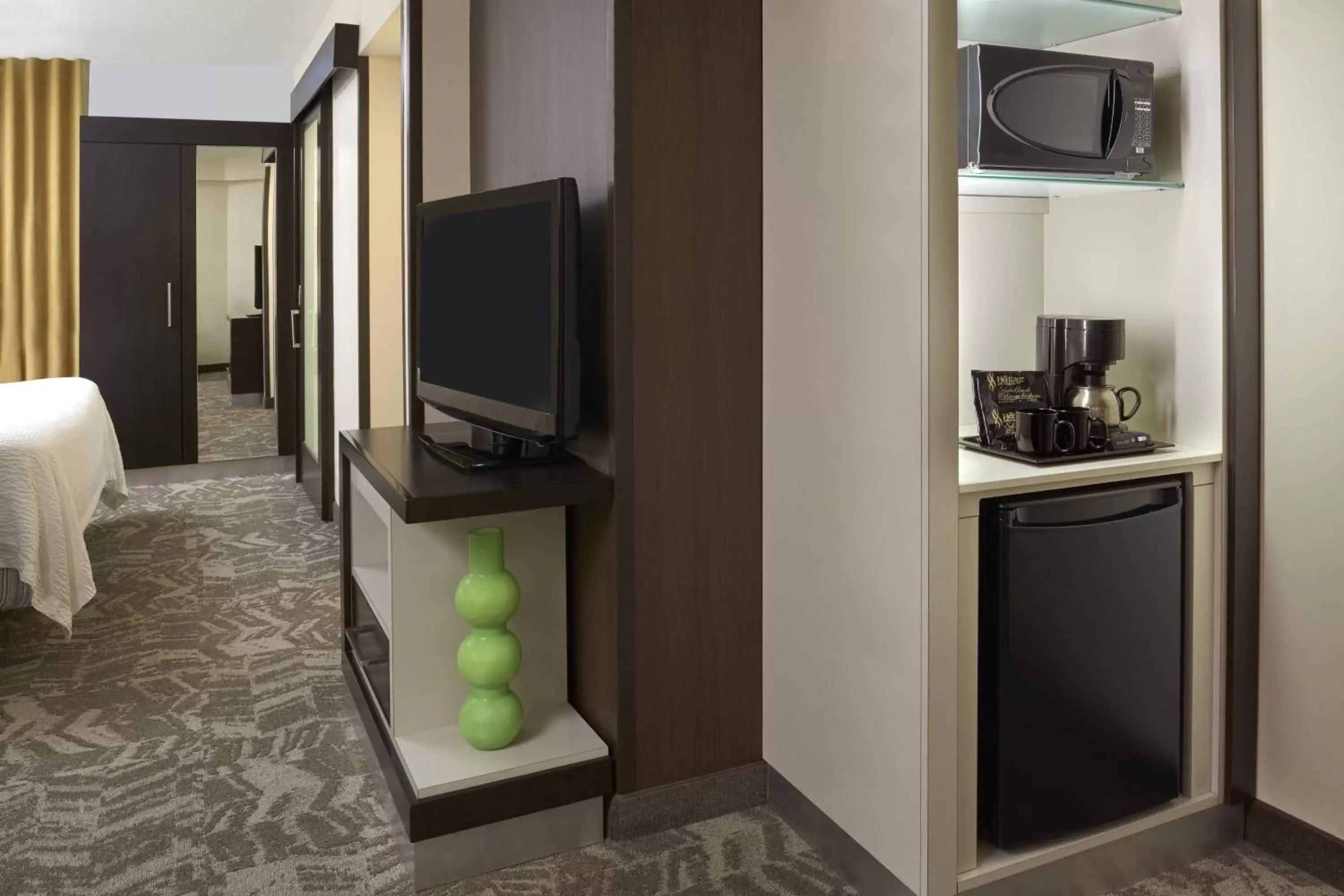 Kitchen or kitchenette, TV/Entertainment Center in SpringHill Suites by Marriott Toronto Vaughan