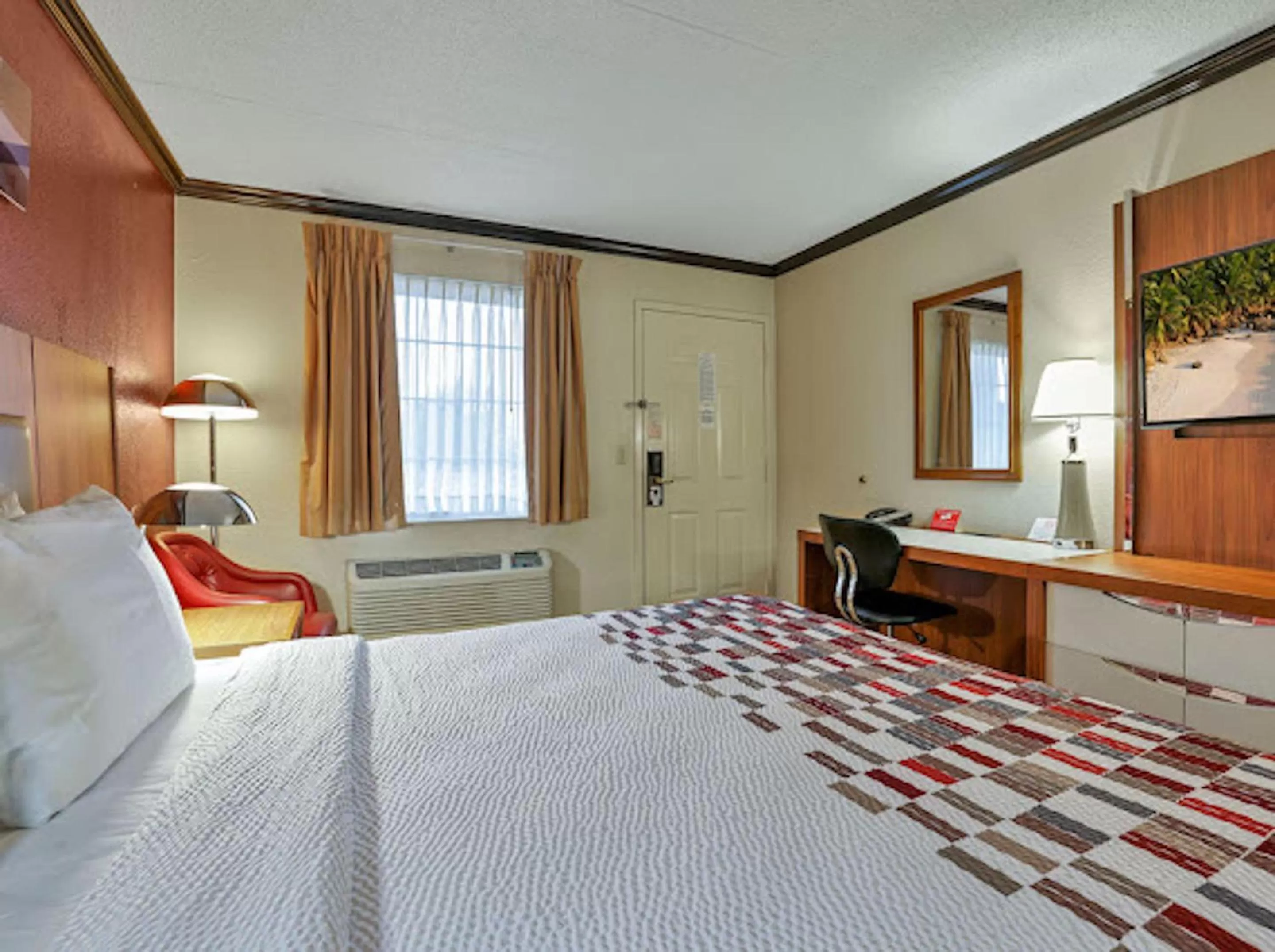 Photo of the whole room, Bed in Red Roof Inn Uhrichsville