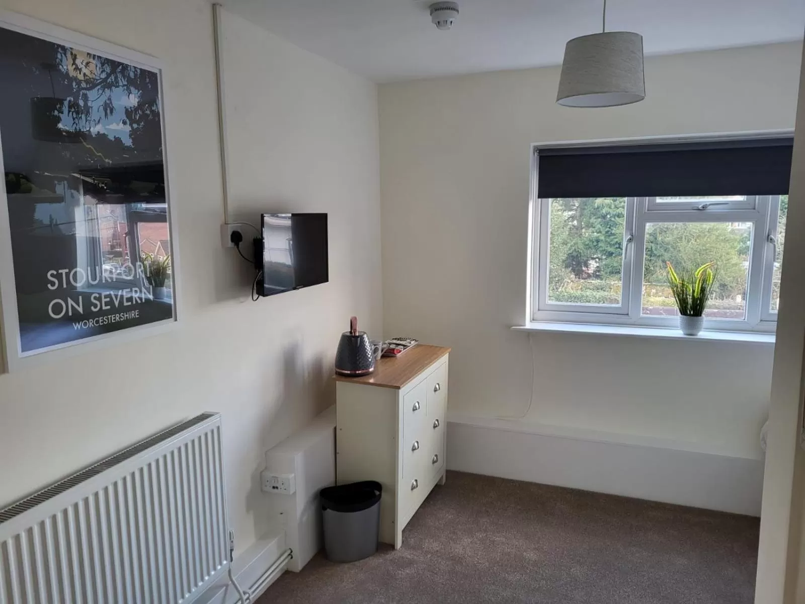 Bed, TV/Entertainment Center in The Bird in Hand