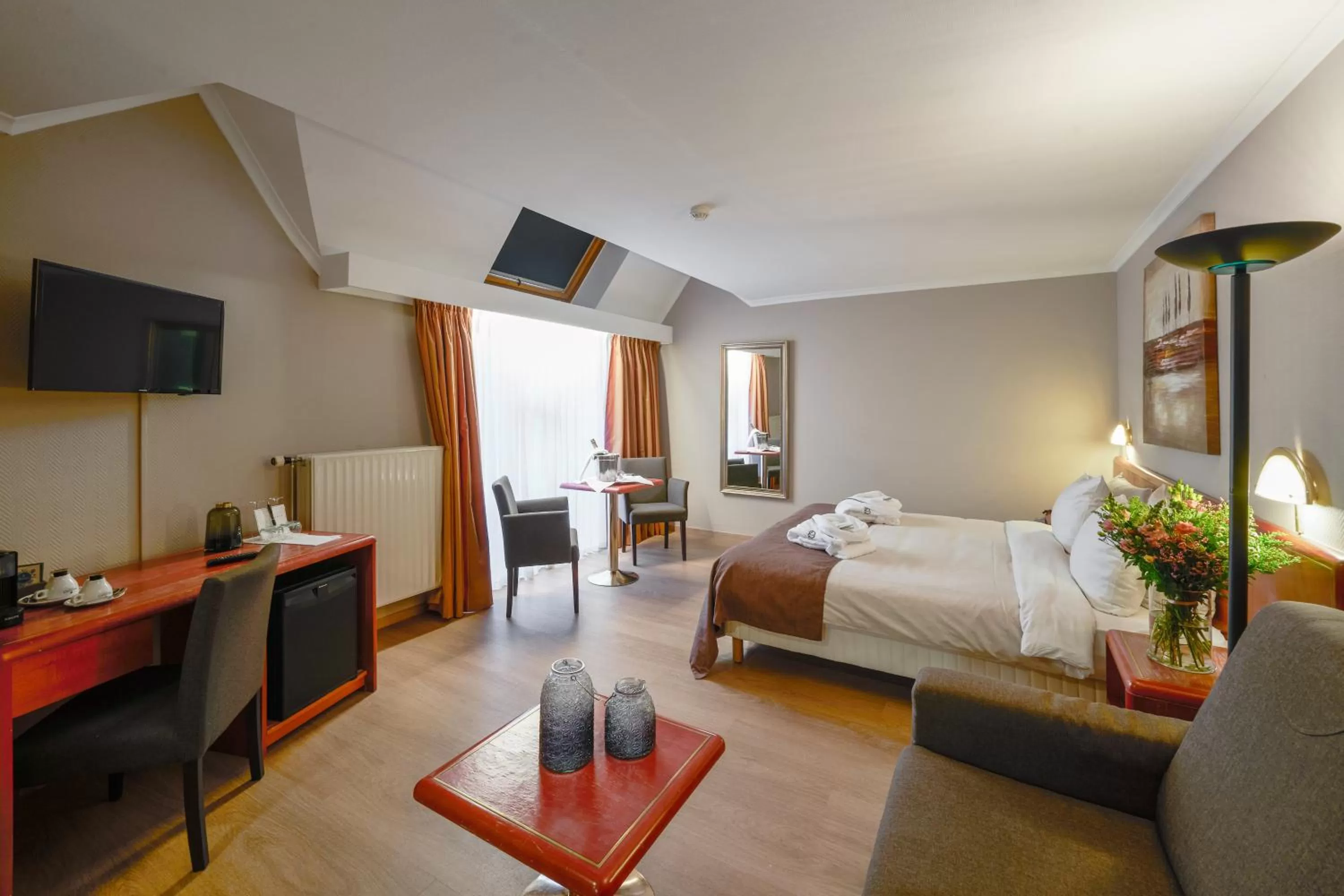 Property building, Bed in Hotel Quartier Latin
