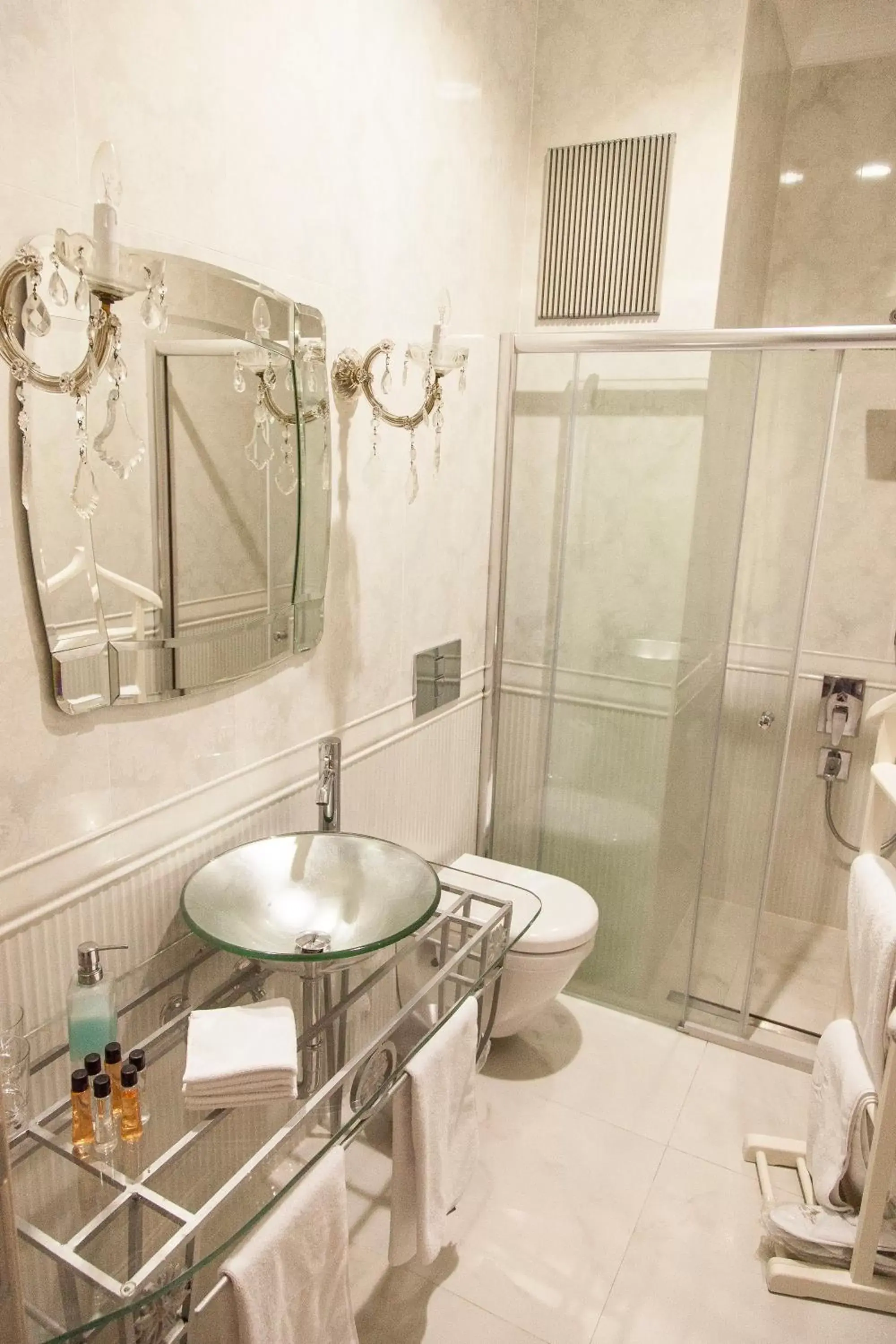 Bathroom in Villa Pera Suite Hotel