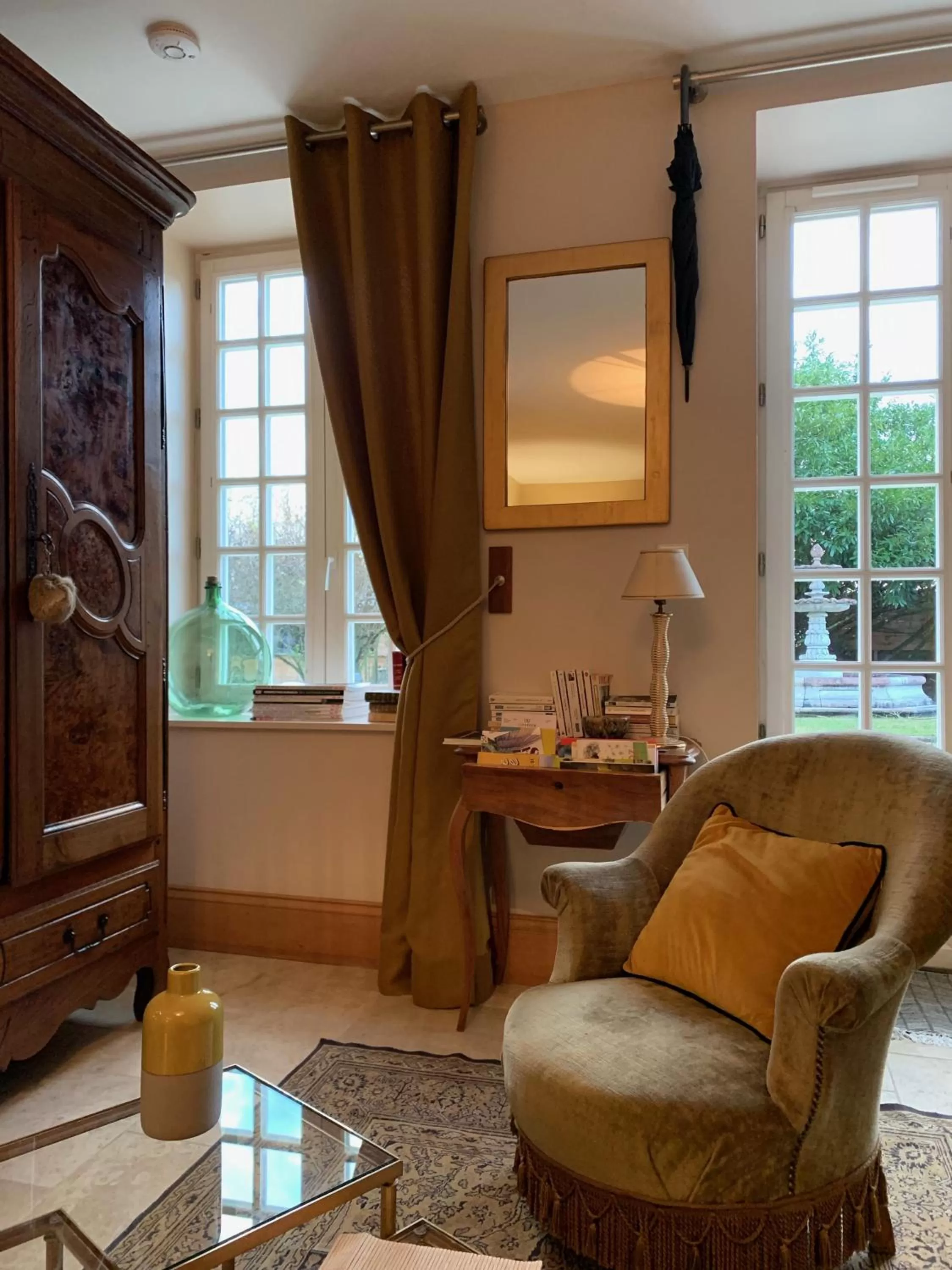 Seating Area in STUDIO EN VILLE ET CAMPAGNE