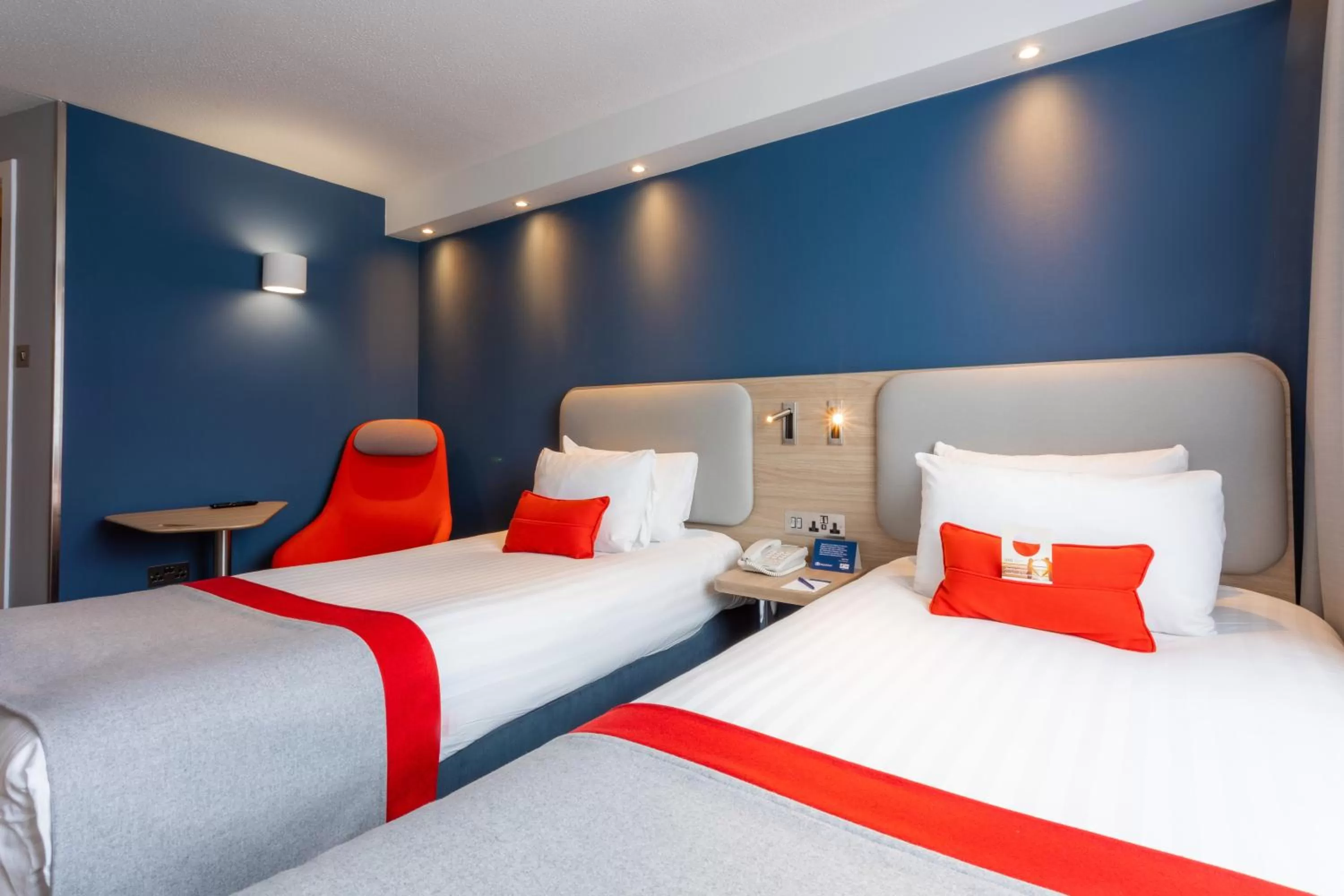 Photo of the whole room, Bed in Holiday Inn Express - Glasgow - City Ctr Theatreland by IHG